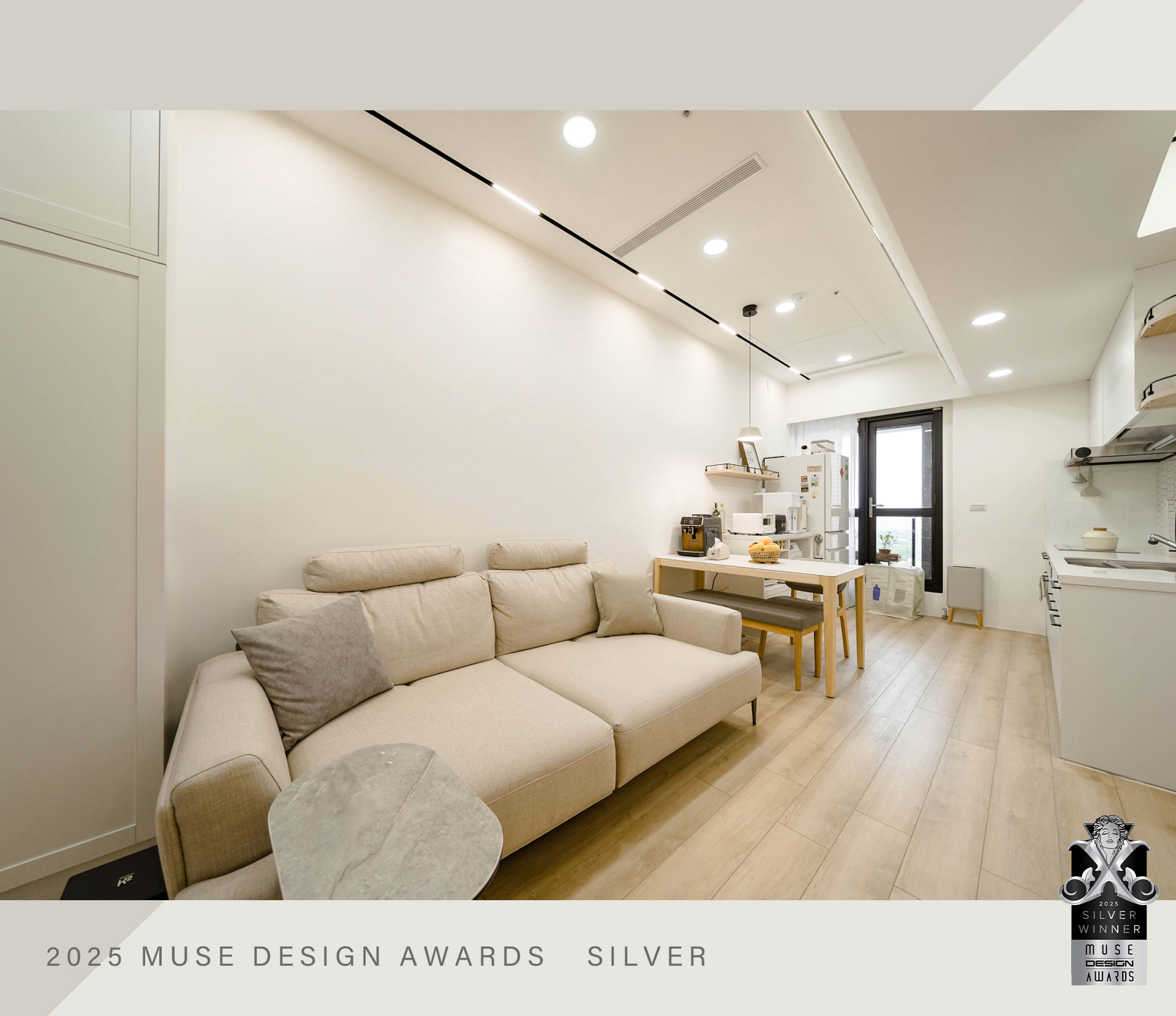 2025台南室內設計|秀空間設計榮獲MUSE Design Awards 銀獎 榮獲 MUSE Design Awards 銀獎的住宅空間,展現開放式餐廚與客廳整合的簡約設計