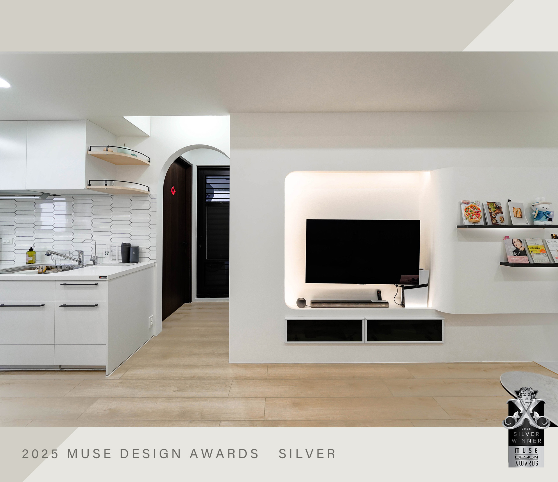 2025台南室內設計|秀空間設計榮獲MUSE Design Awards 銀獎 2025 MUSE Design Awards 銀獎住宅設計,展現客廳電視牆與廚房之間的流暢銜接