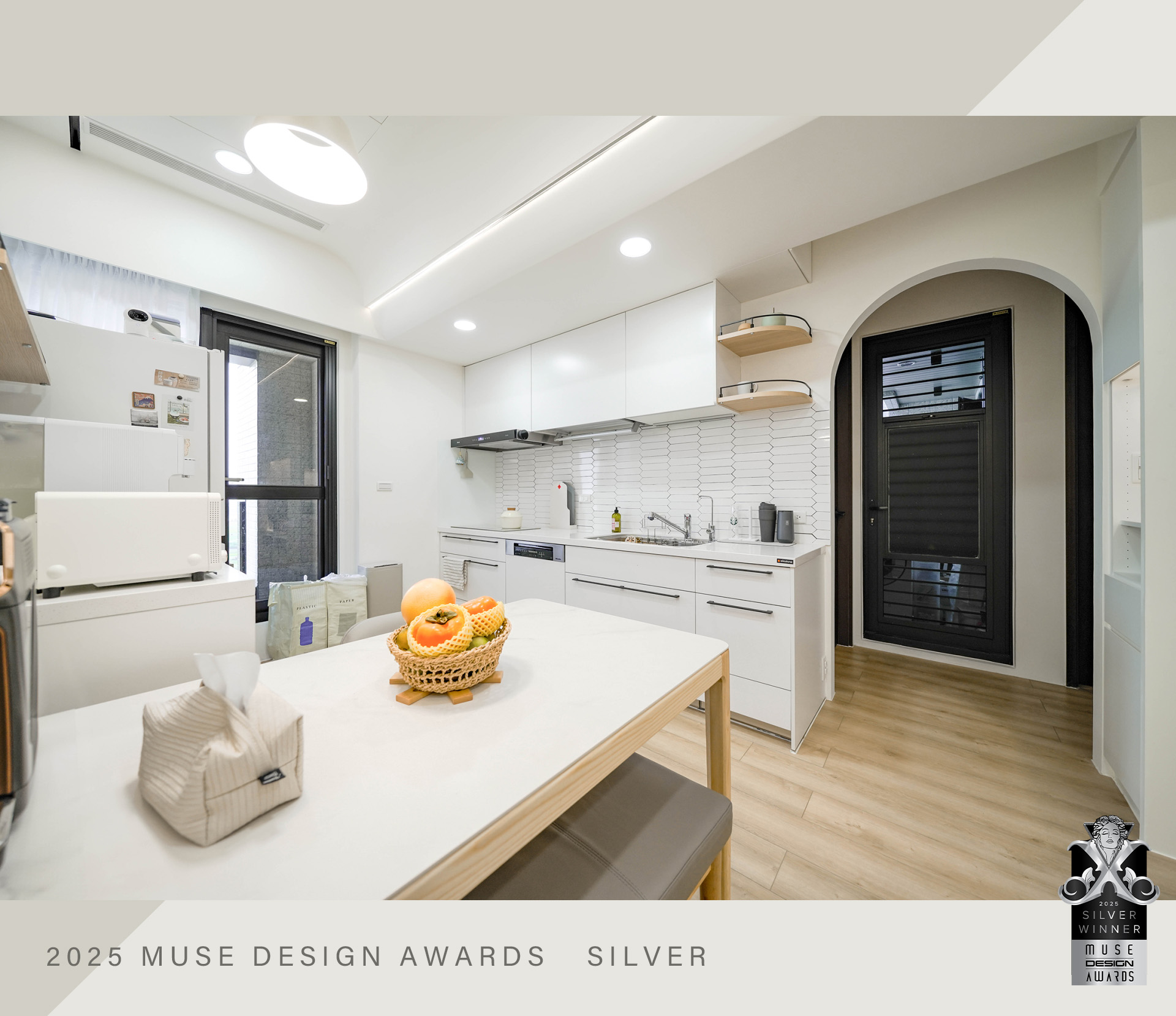 2025台南室內設計|秀空間設計榮獲MUSE Design Awards 銀獎 MUSE Design Awards 銀獎住宅的公共走道設計,呈現流暢動線安排