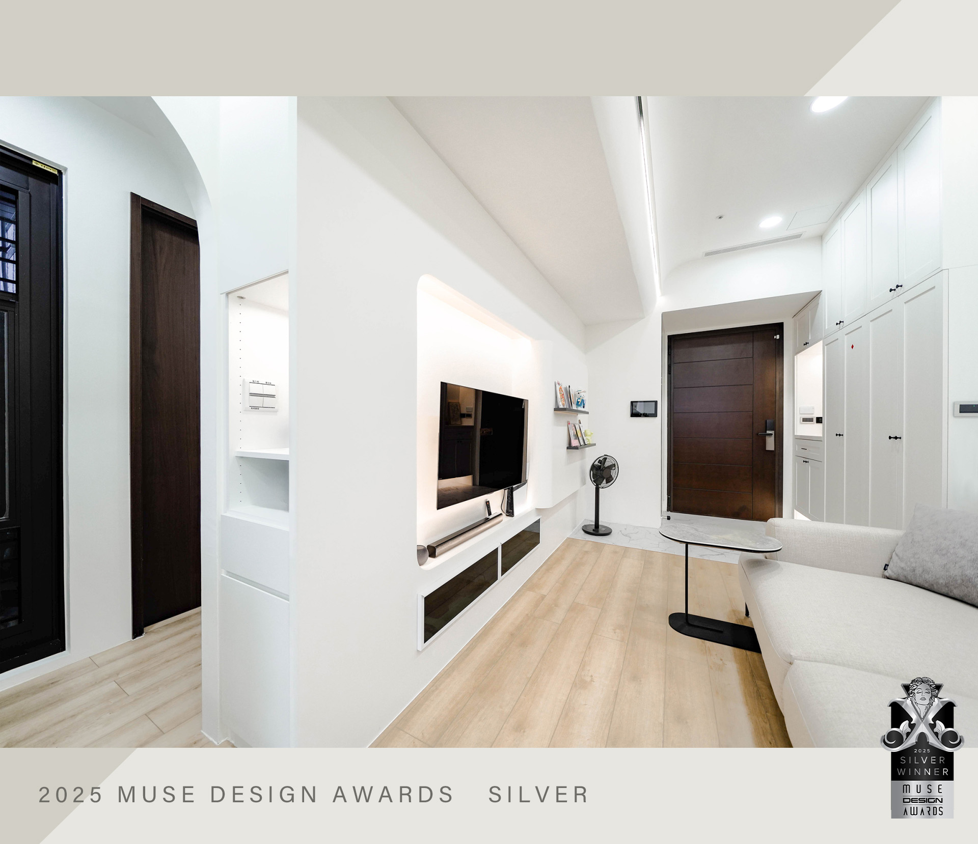 2025台南室內設計|秀空間設計榮獲MUSE Design Awards 銀獎 榮獲 MUSE 設計獎的客廳空間,展現北歐風格的舒適比例