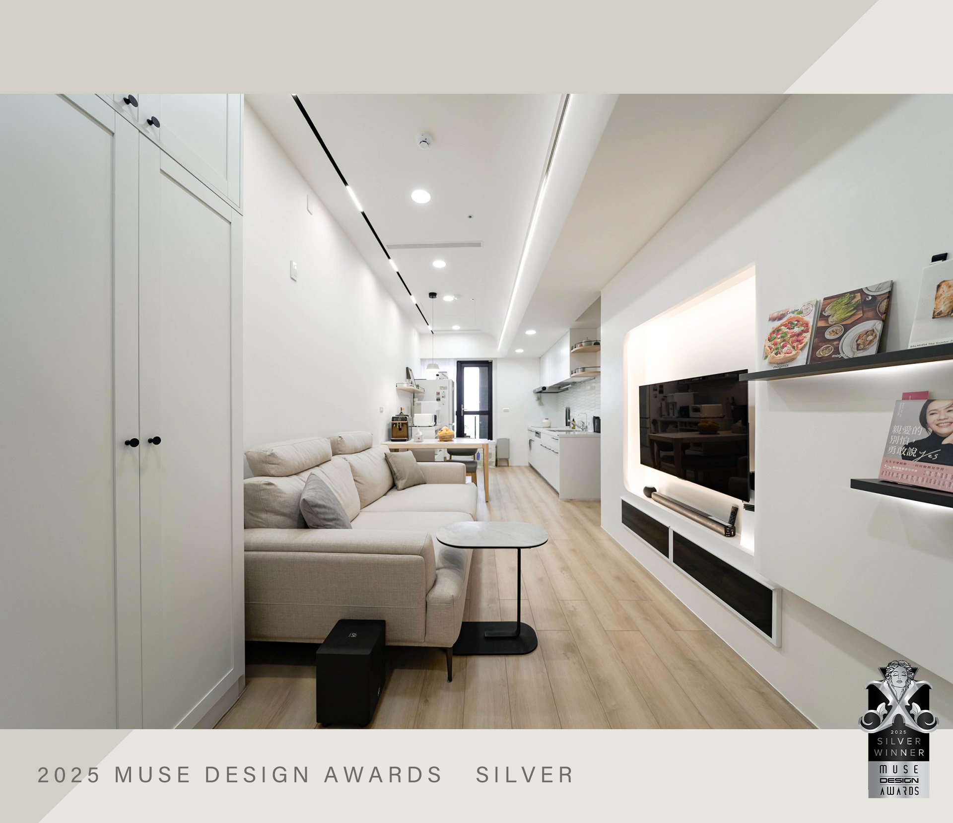 2025台南室內設計|秀空間設計榮獲MUSE Design Awards 銀獎 MUSE Design Awards 銀獎住宅中的客廳電視牆,呈現純粹簡約比例