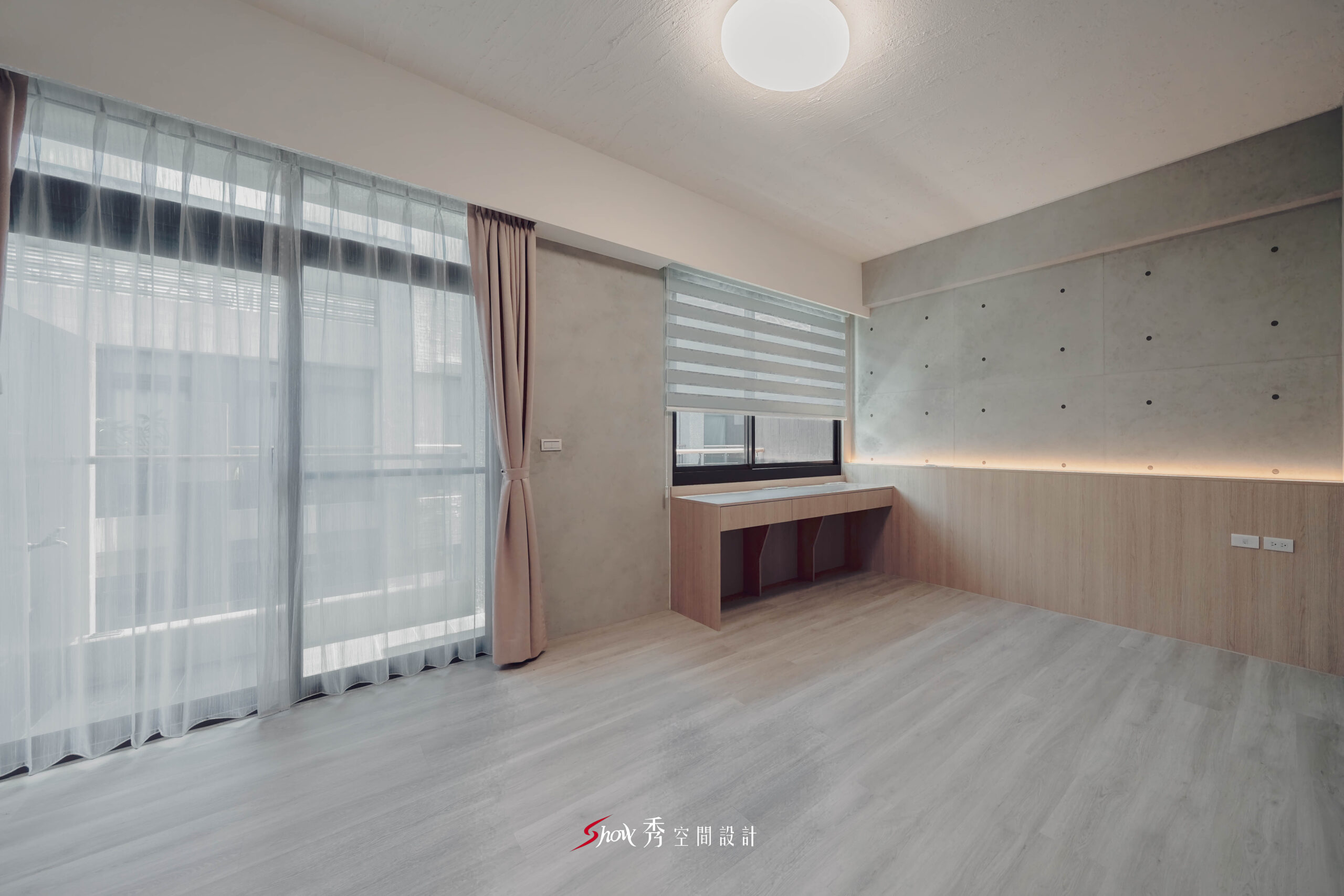 台南善化透天宅老屋翻新書房空間，結合清水模質感牆面、線燈設計與木質書桌，呈現簡約實用的閱讀與工作場域。