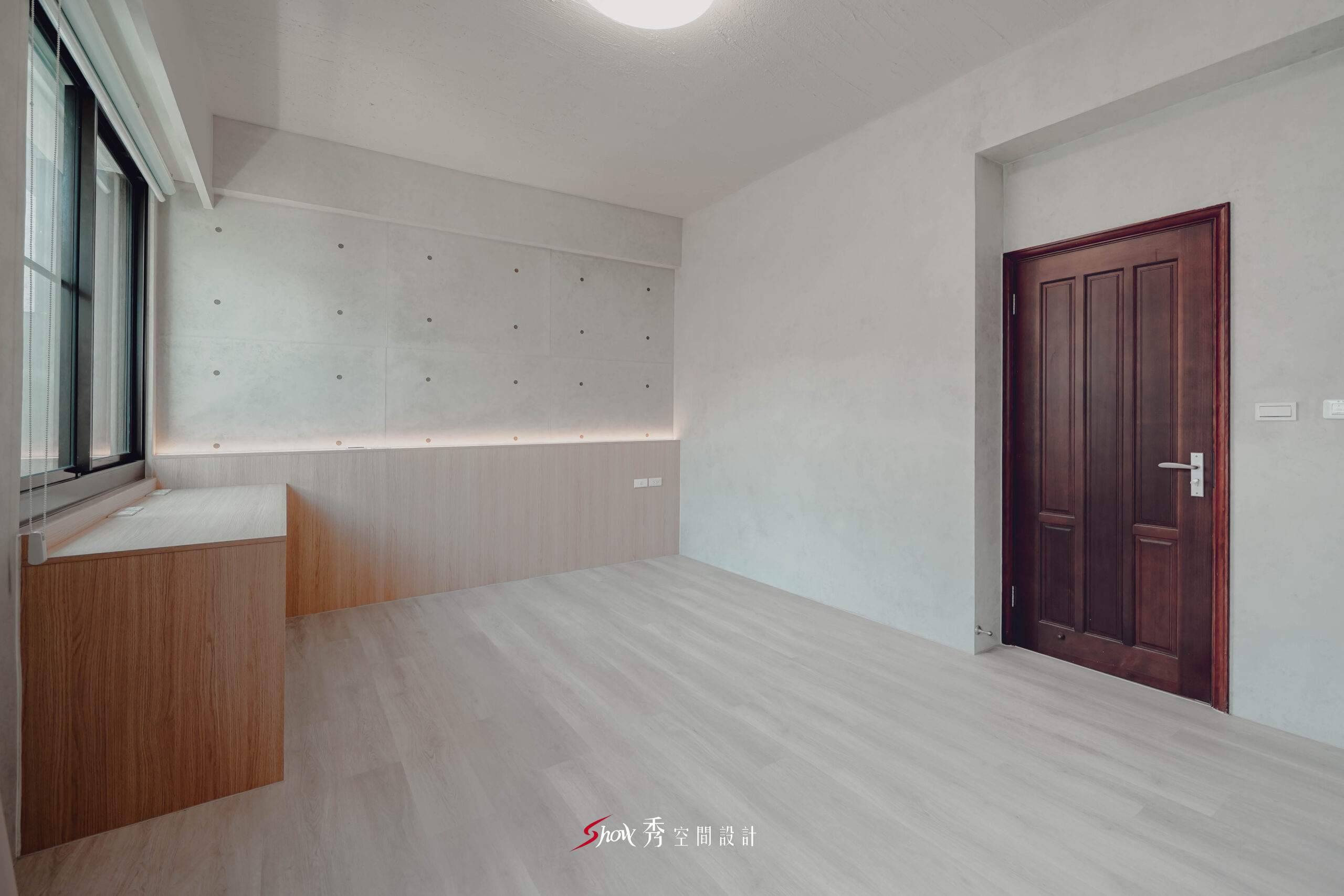 台南善化透天宅老屋翻新書房空間，木作書桌與展示牆設計搭配簡約牆面與自然採光。