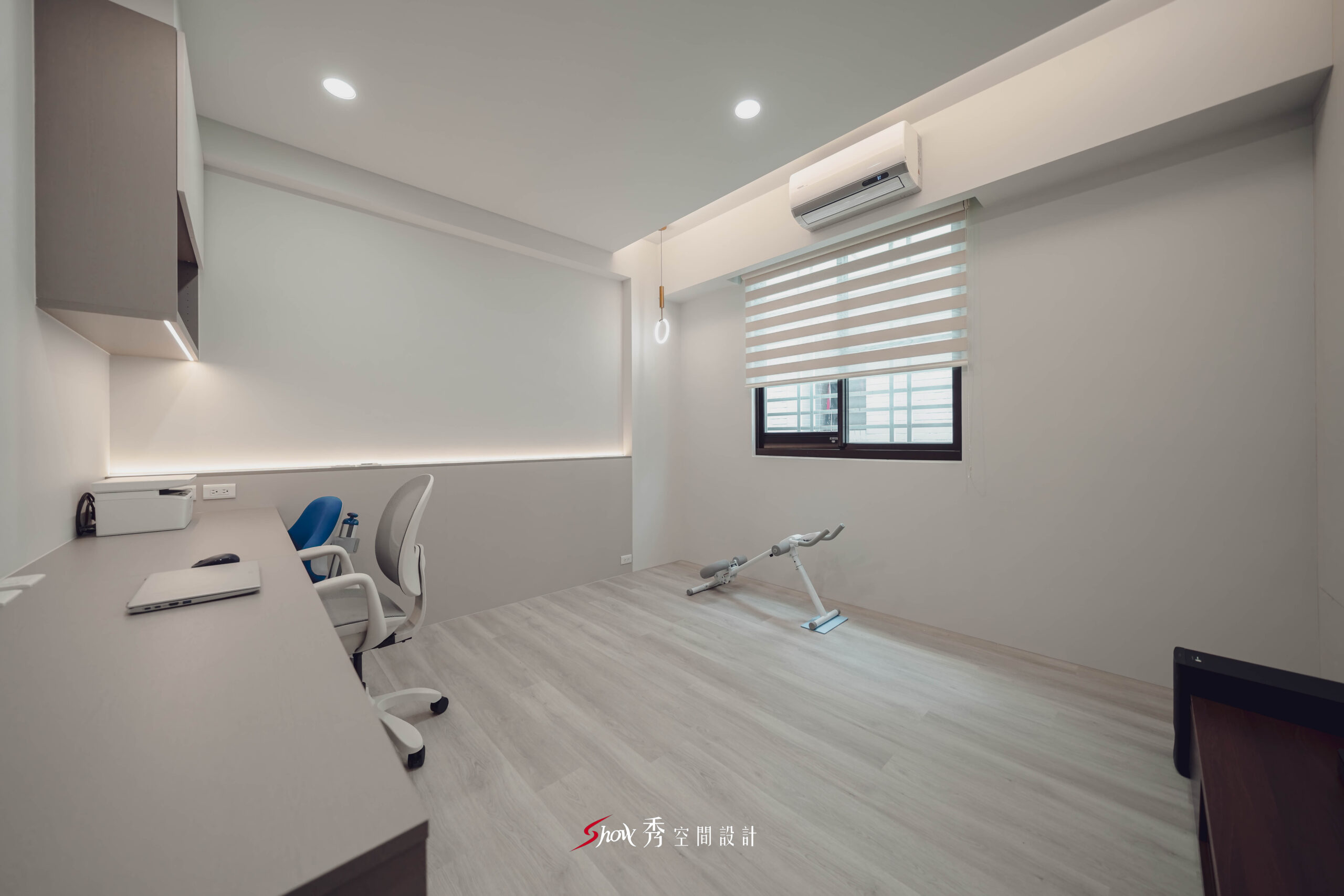 台南善化區老屋翻新書房配置長型書桌、上櫃收納與柔和燈帶，搭配淺灰白色調，呈現俐落舒適的現代簡約風格。