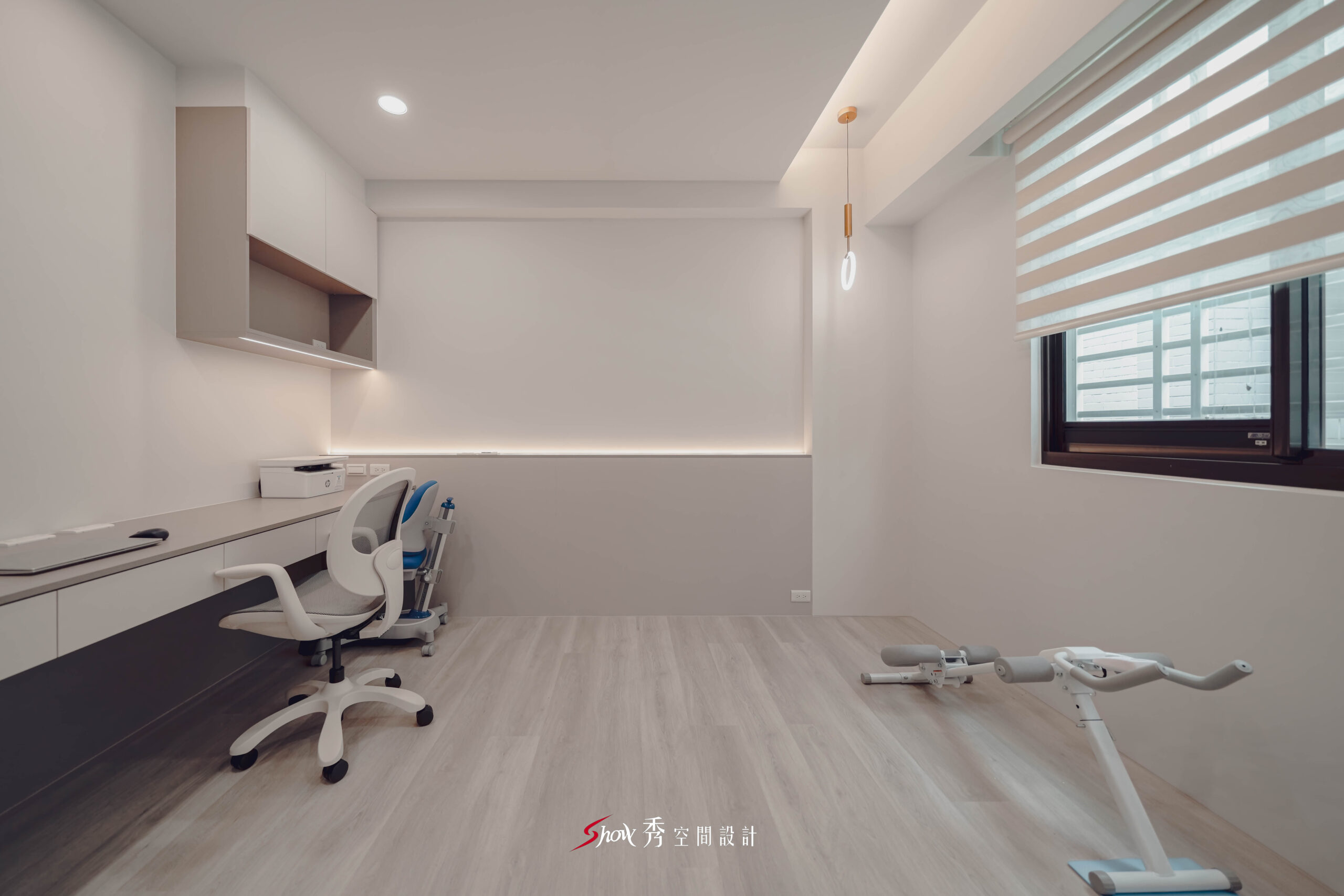 此區域為4樓書房的主要工作面，利用連續桌面與懸吊櫃體增加收納量，同時保留空間的通透與整潔感。