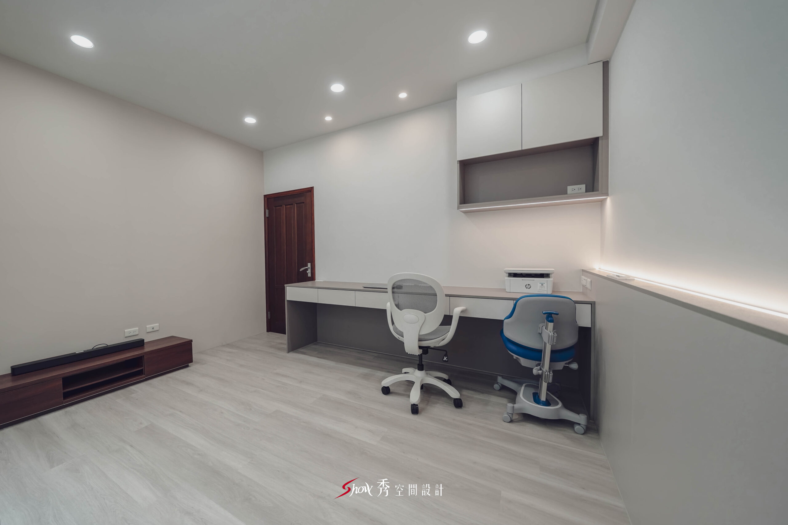 台南善化區透天老屋翻新書房，保留窗邊採光與活動空間，搭配簡約吊燈、捲簾與低檯度櫃體，營造舒適明亮氛圍。