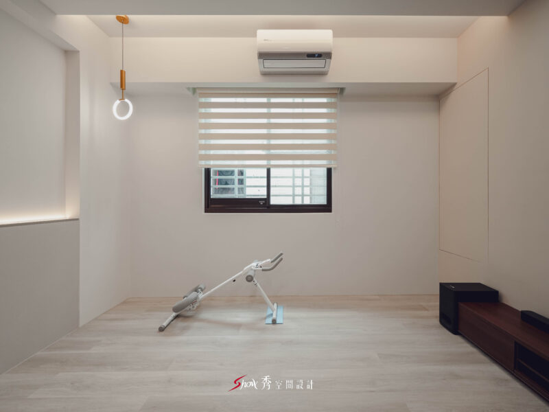 台南善化透天老屋翻新書房空間，利用清水模質感牆、木作桌面與窗邊採光，營造自然柔和的簡約居家氛圍。