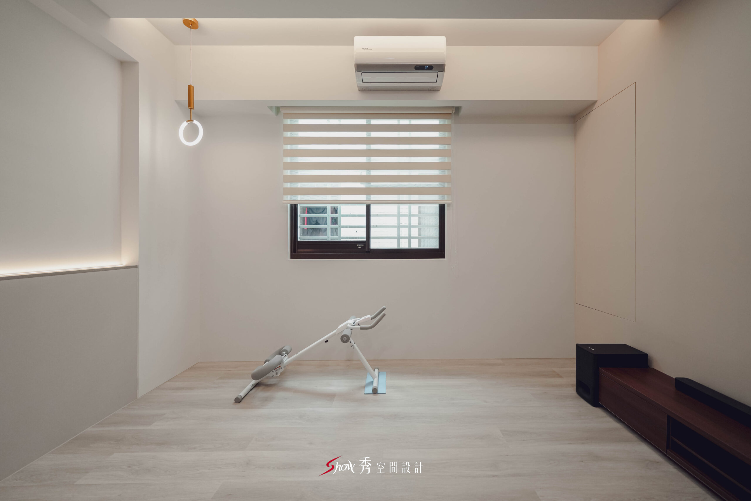 台南善化透天老屋翻新書房空間，利用清水模質感牆、木作桌面與窗邊採光，營造自然柔和的簡約居家氛圍。