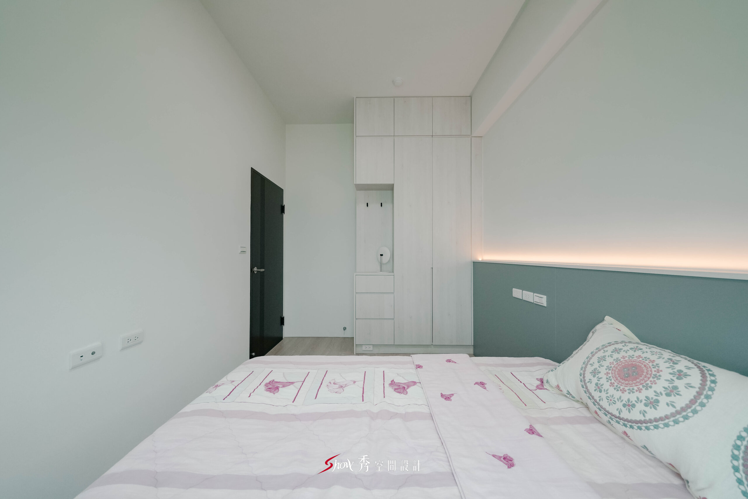 台南住宅臥室設計，淺木系統櫃結合開放掛衣區與收納抽屜