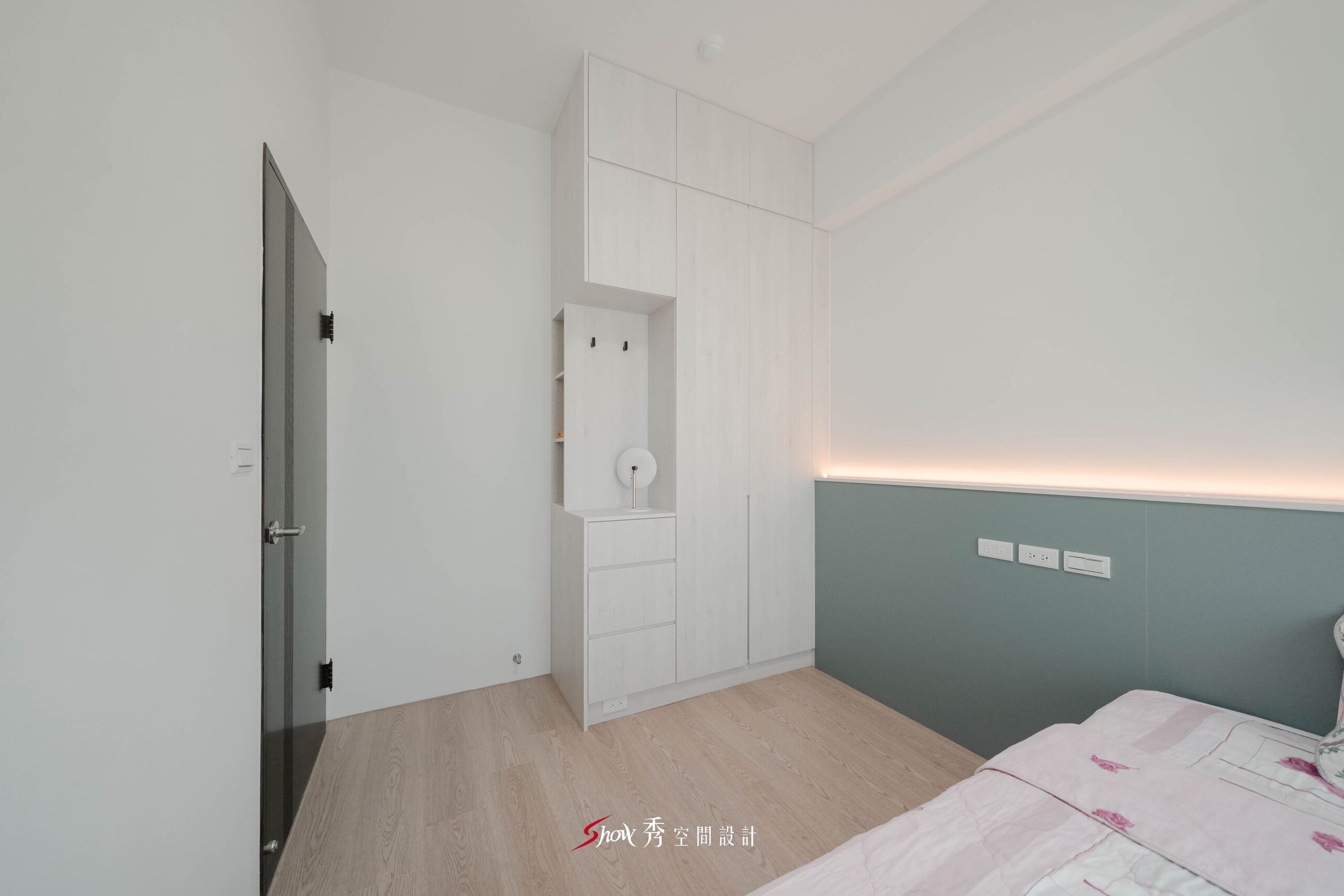 北歐風臥室設計，床頭背牆搭配柔和間接照明