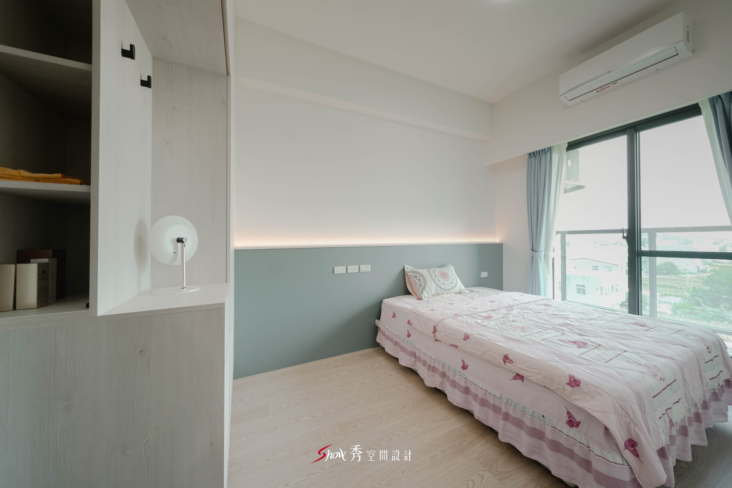 臥室入口視角，系統櫃與床頭牆完整呈現