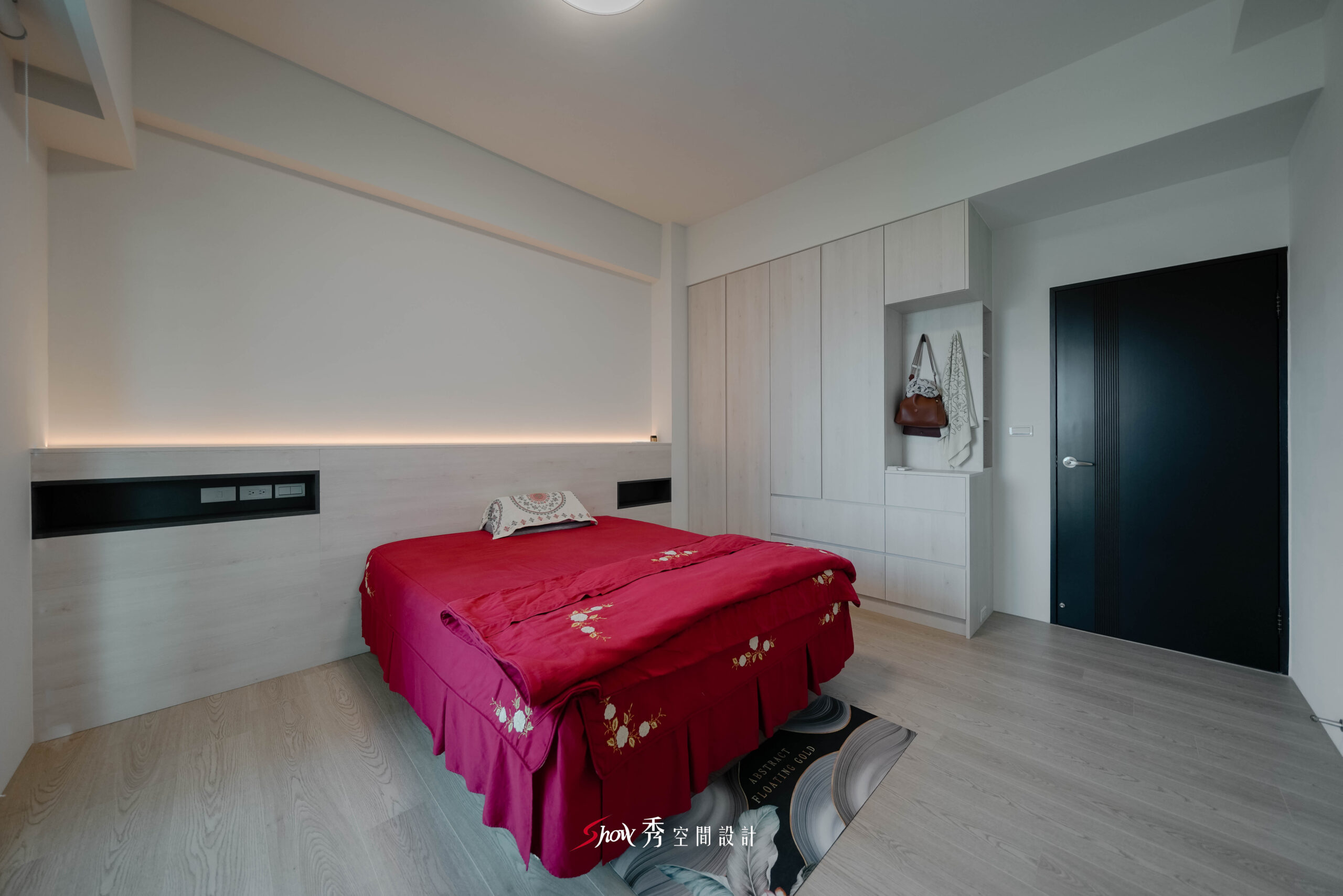 主臥室全景，系統衣櫃與床頭收納一體化設計