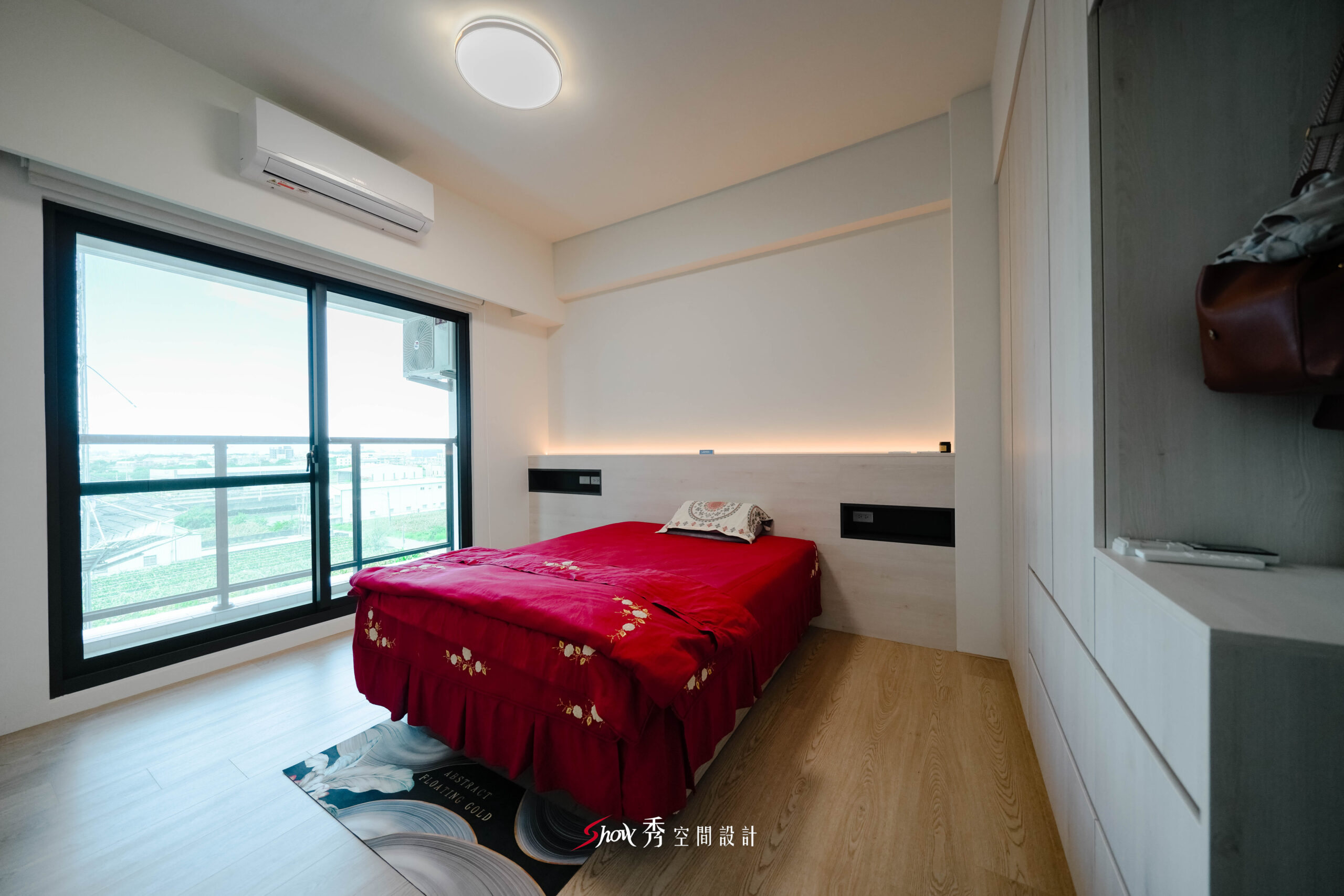 臥室床頭牆設計，間接燈光營造溫潤光感