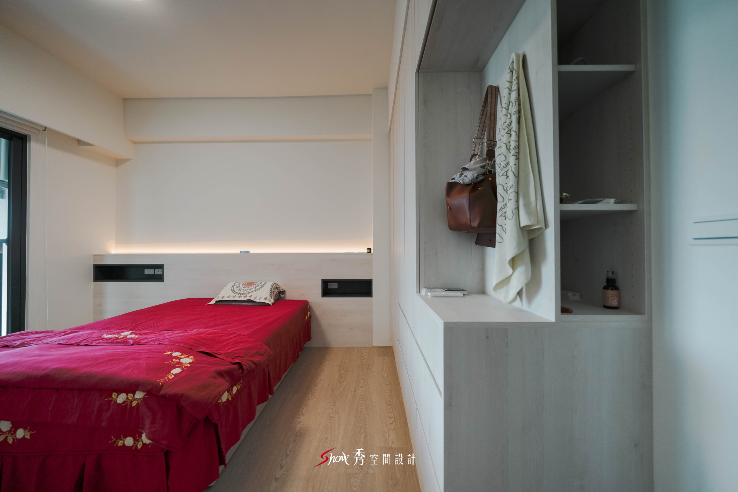 臥室床鋪與系統衣櫃配置視角