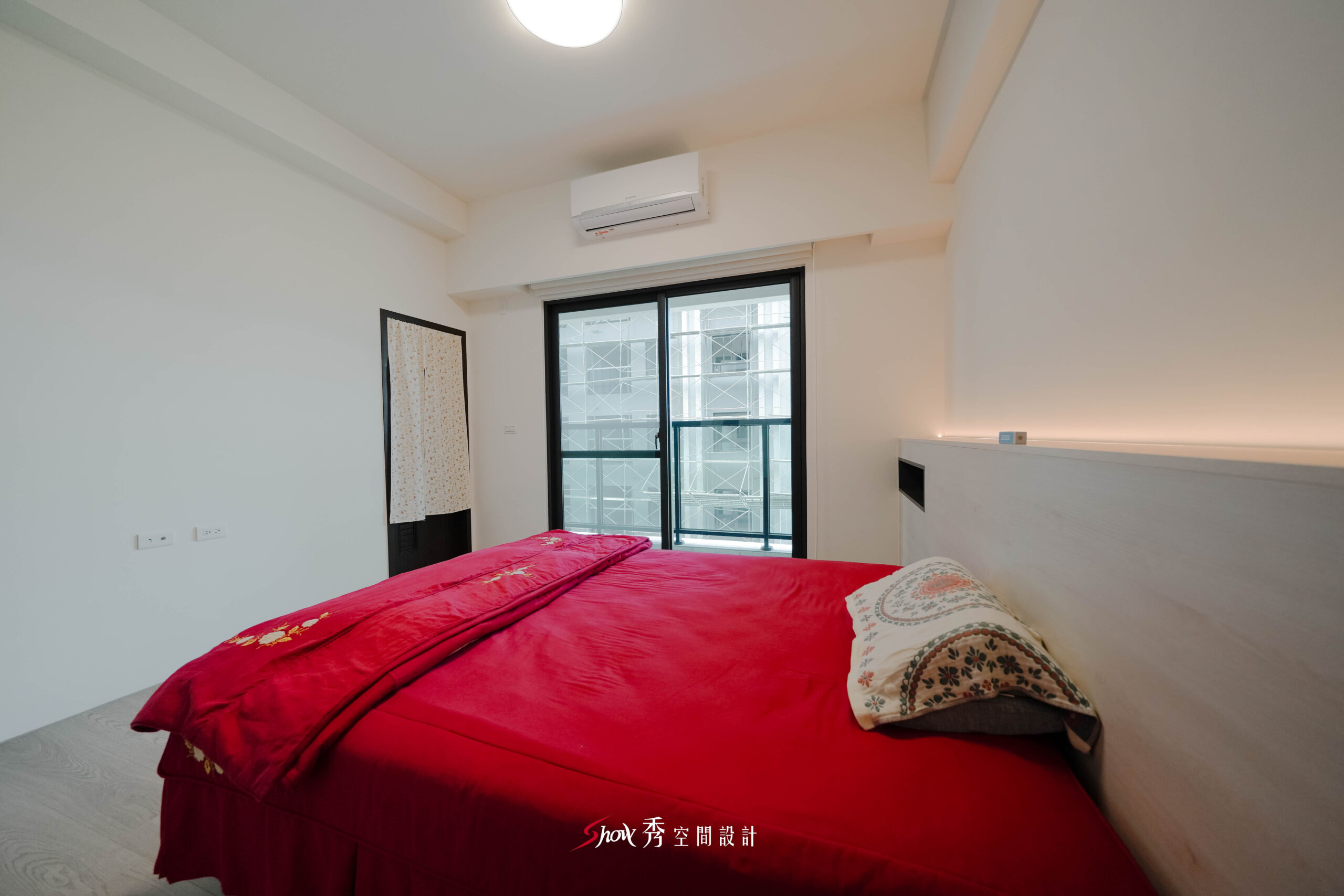 臥室窗邊床鋪配置與簡約牆面設計