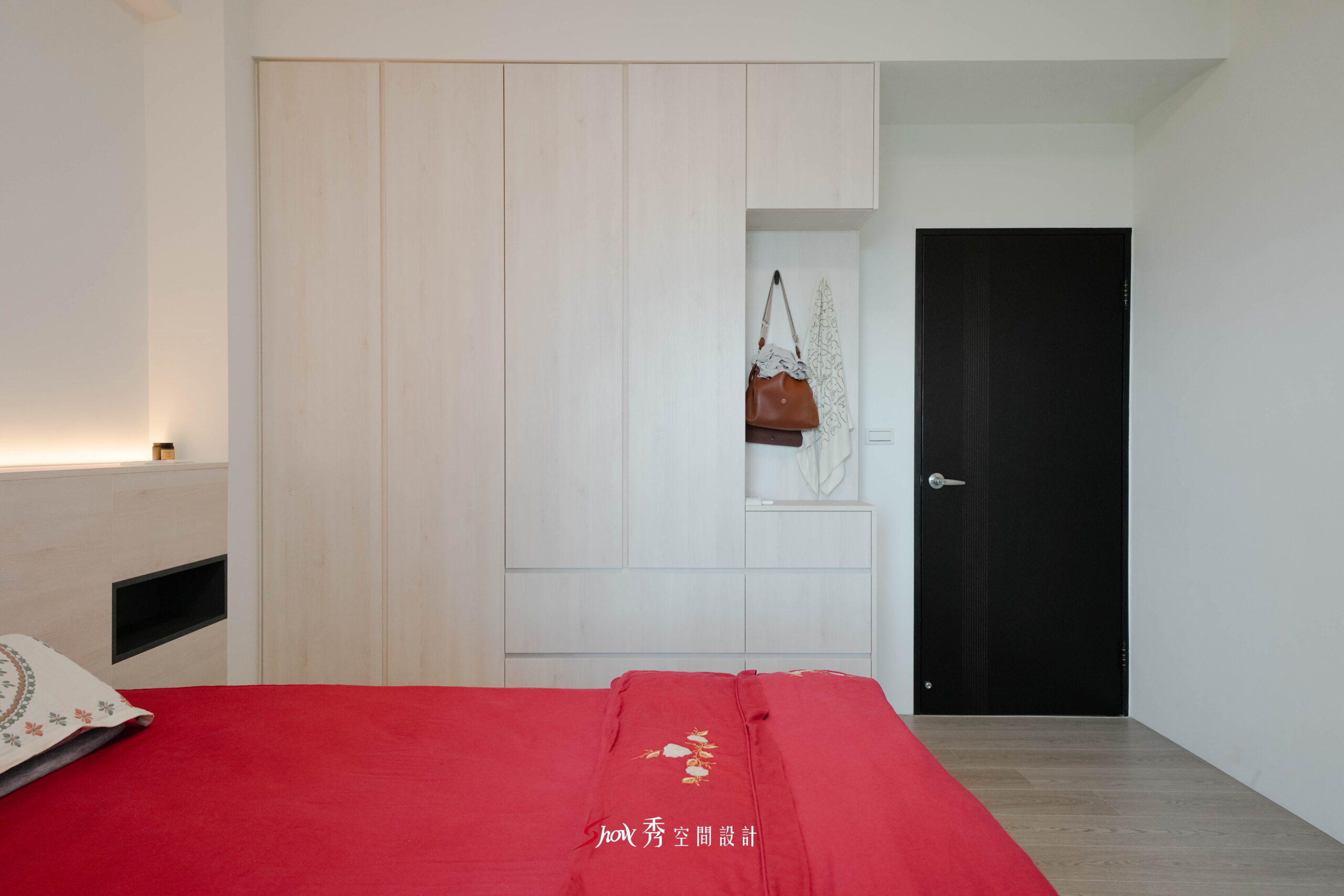 臥室床鋪與窗邊配置，結合自然採光