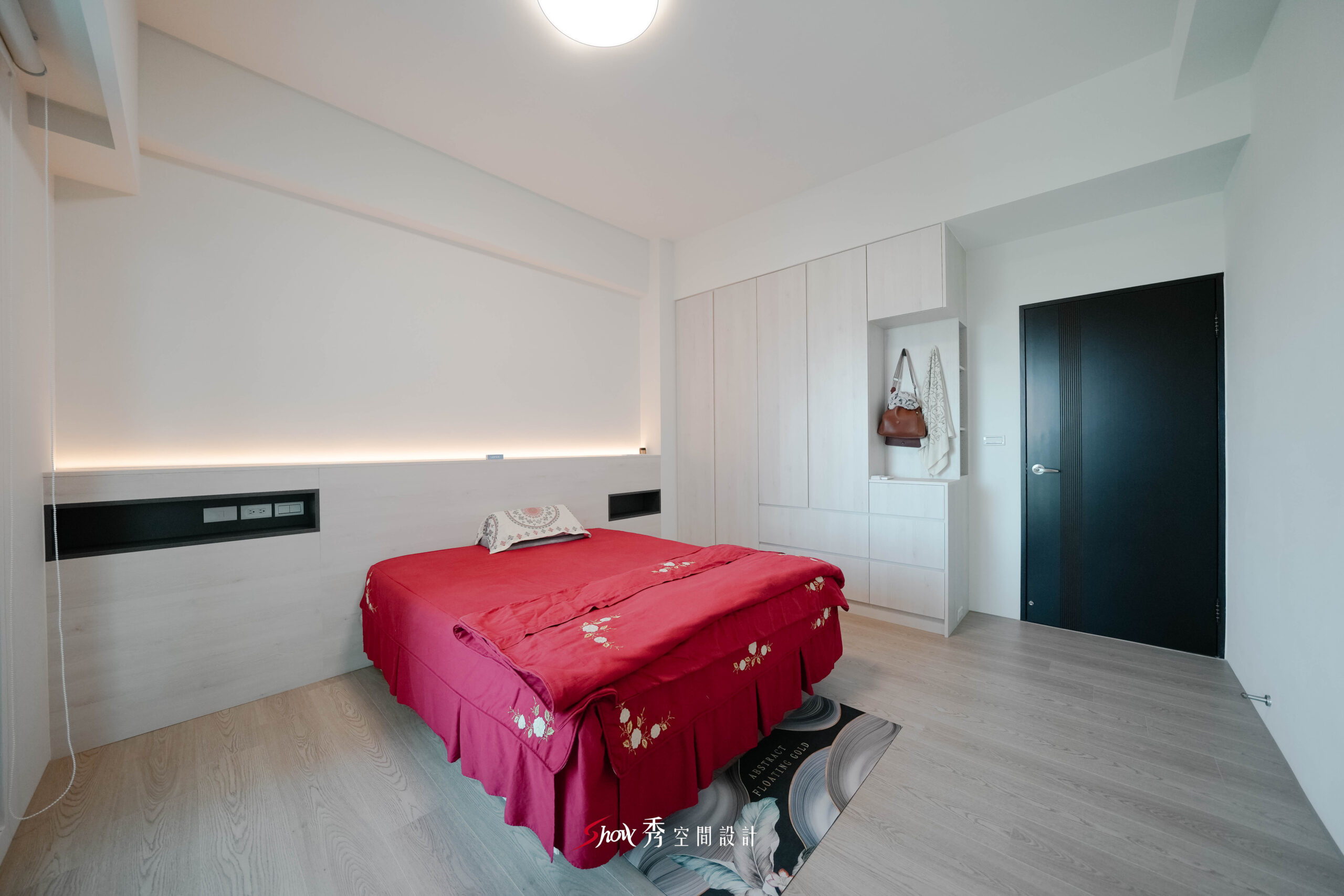 臥室衣櫃與床鋪整體配置視角