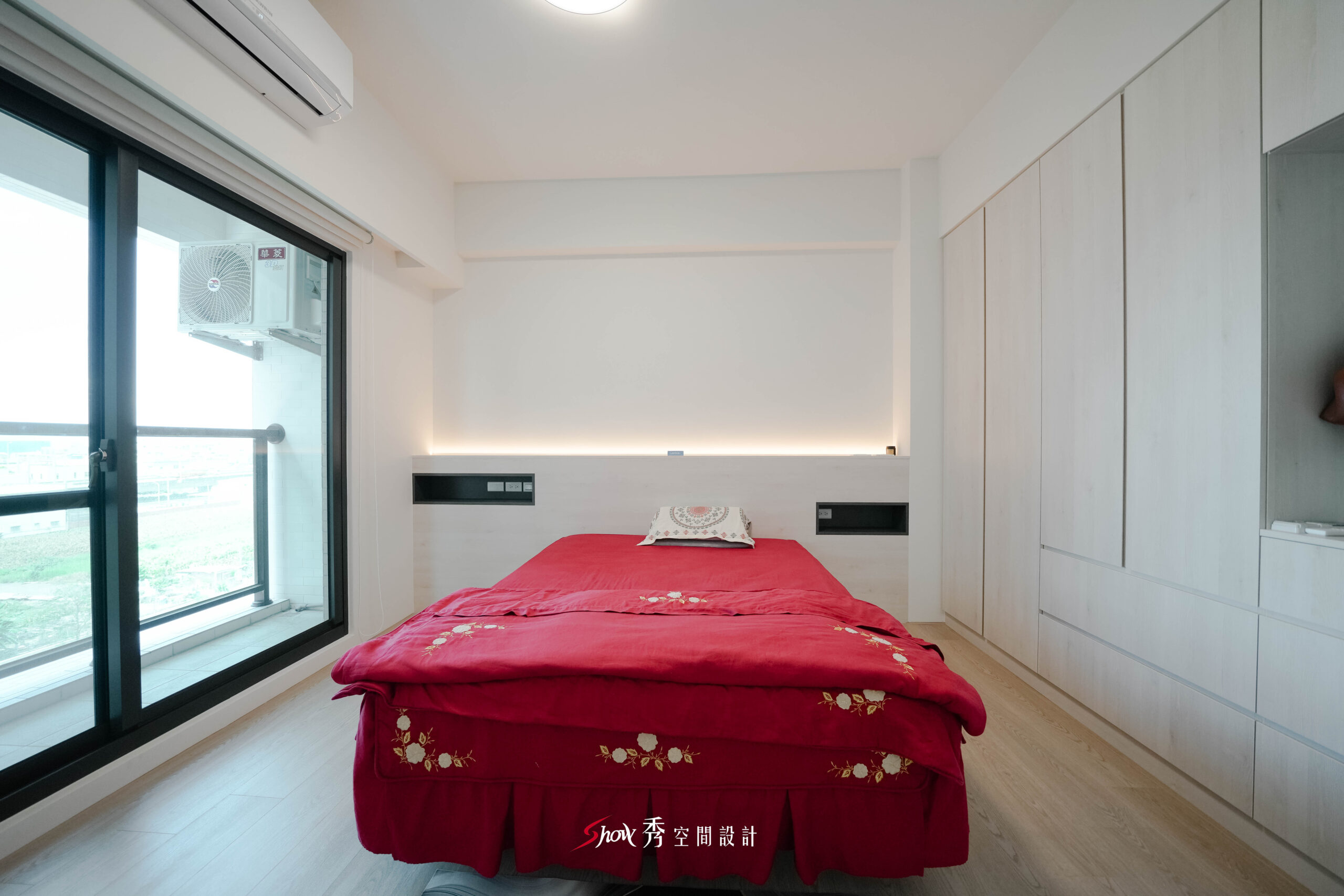 主臥室整體空間視角，系統櫃與床頭牆整合
