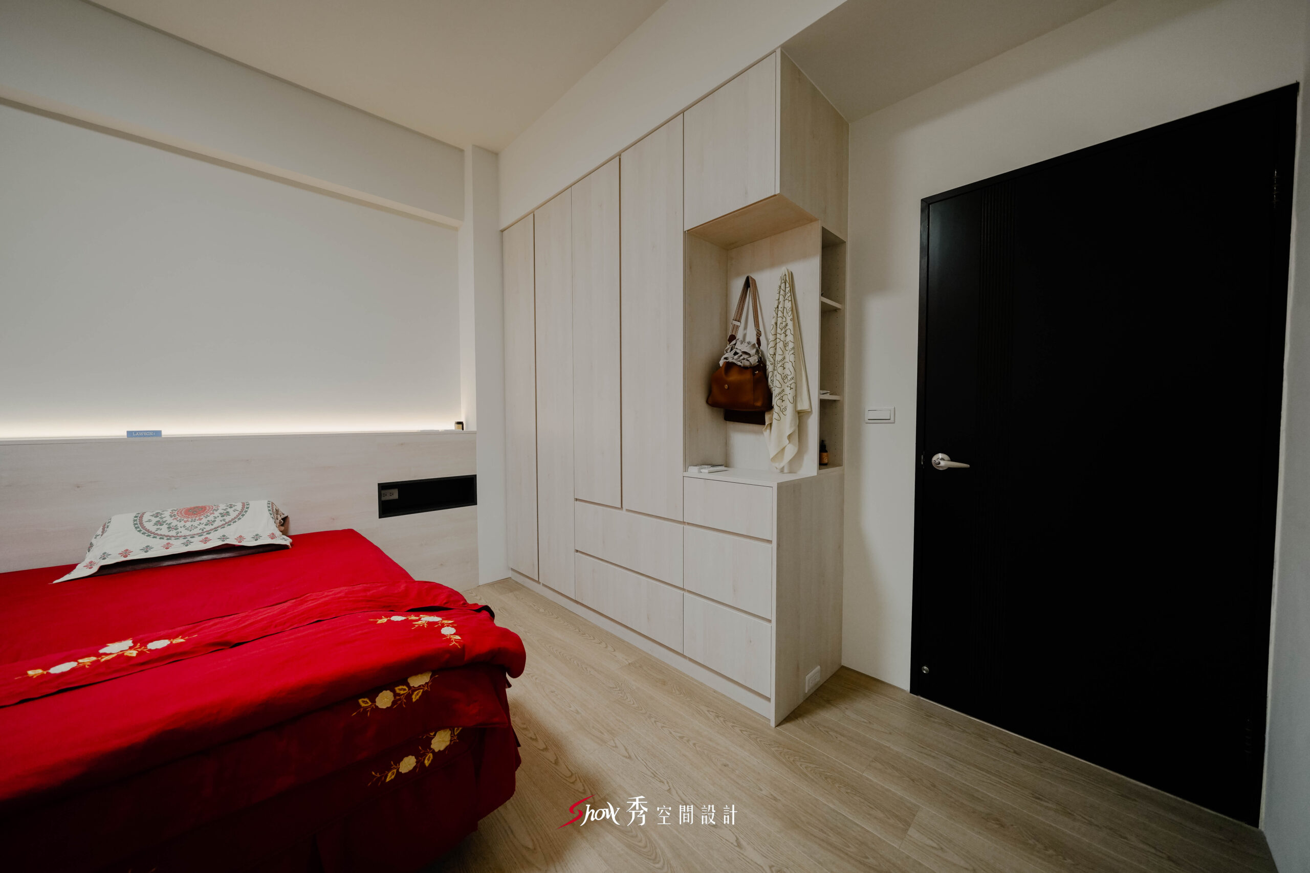 臥室系統衣櫃設計，淺木櫃體結合開放掛衣與抽屜收納