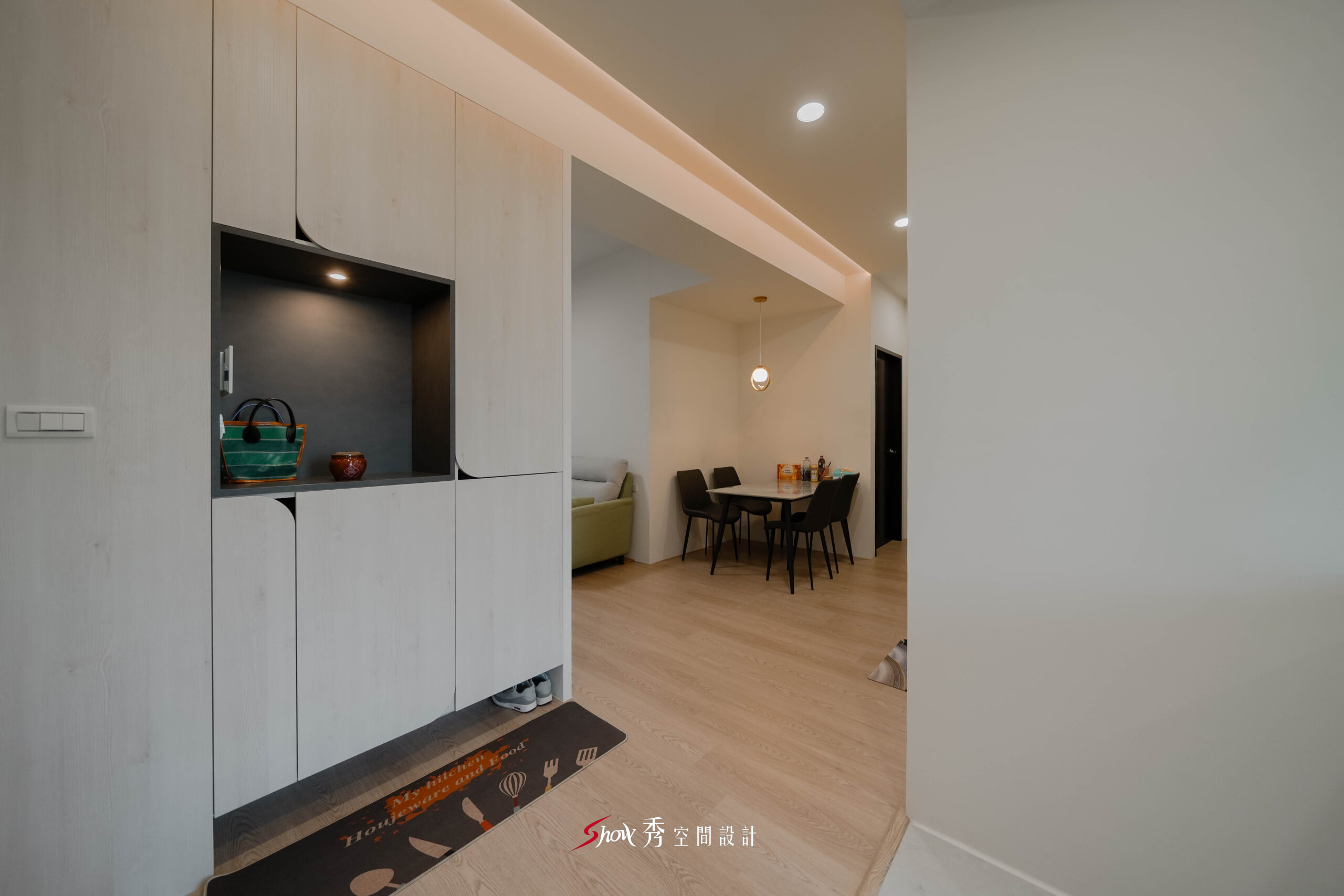 玄關收納櫃設計，展示格結合鞋櫃與照明配置
