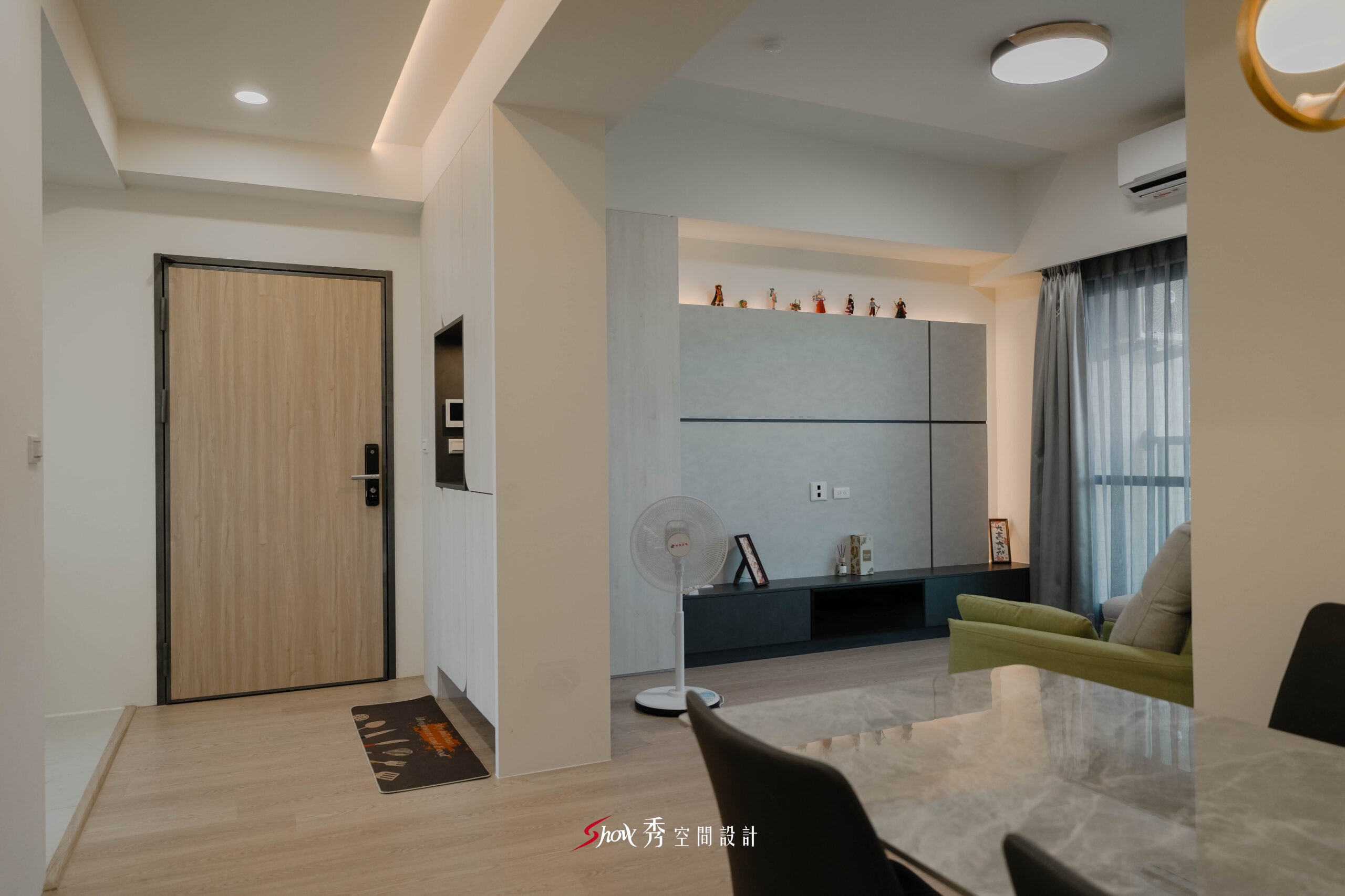 玄關通往客廳視角，系統櫃劃分空間動線