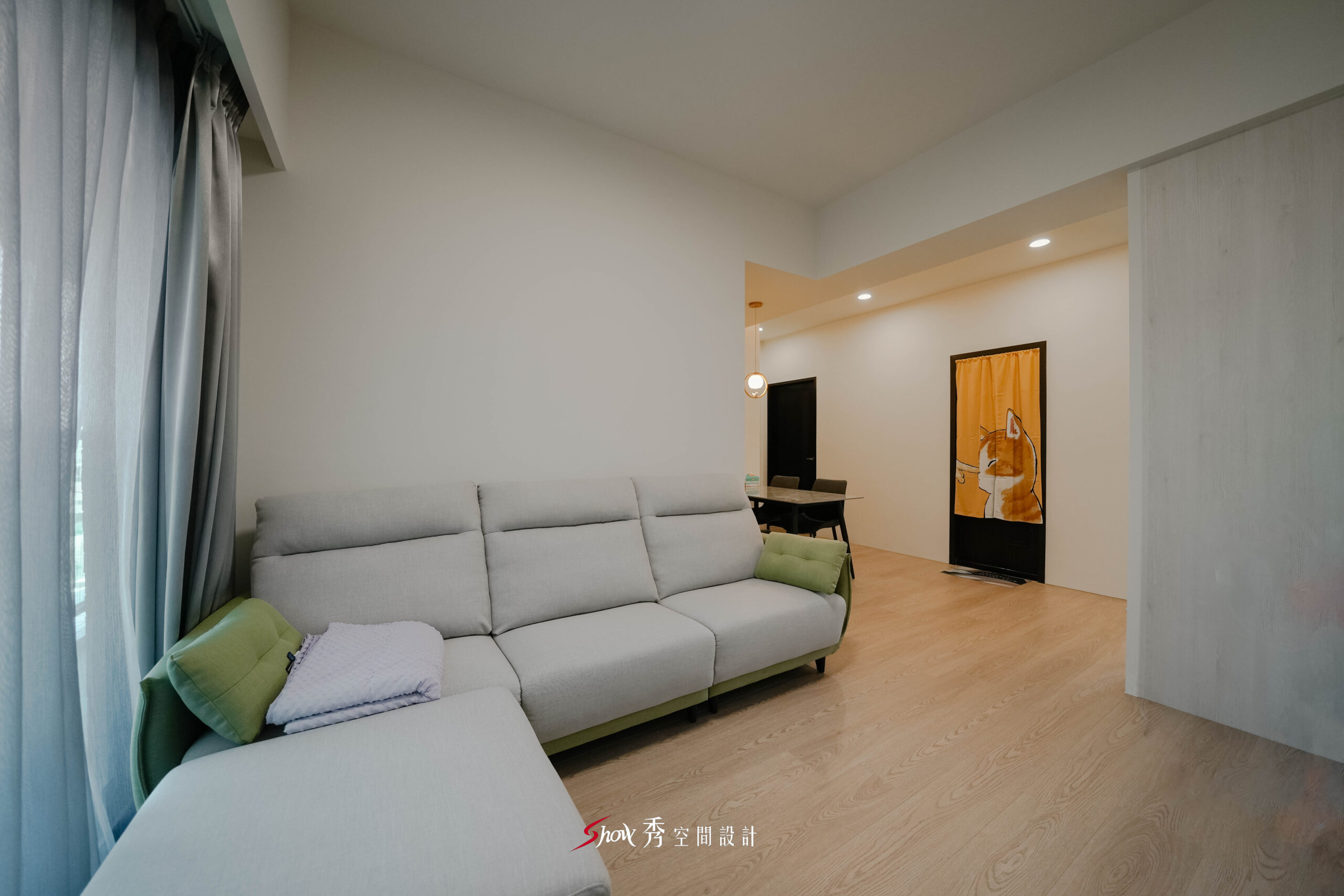 客廳與餐廳開放式設計，木地板延伸空間感