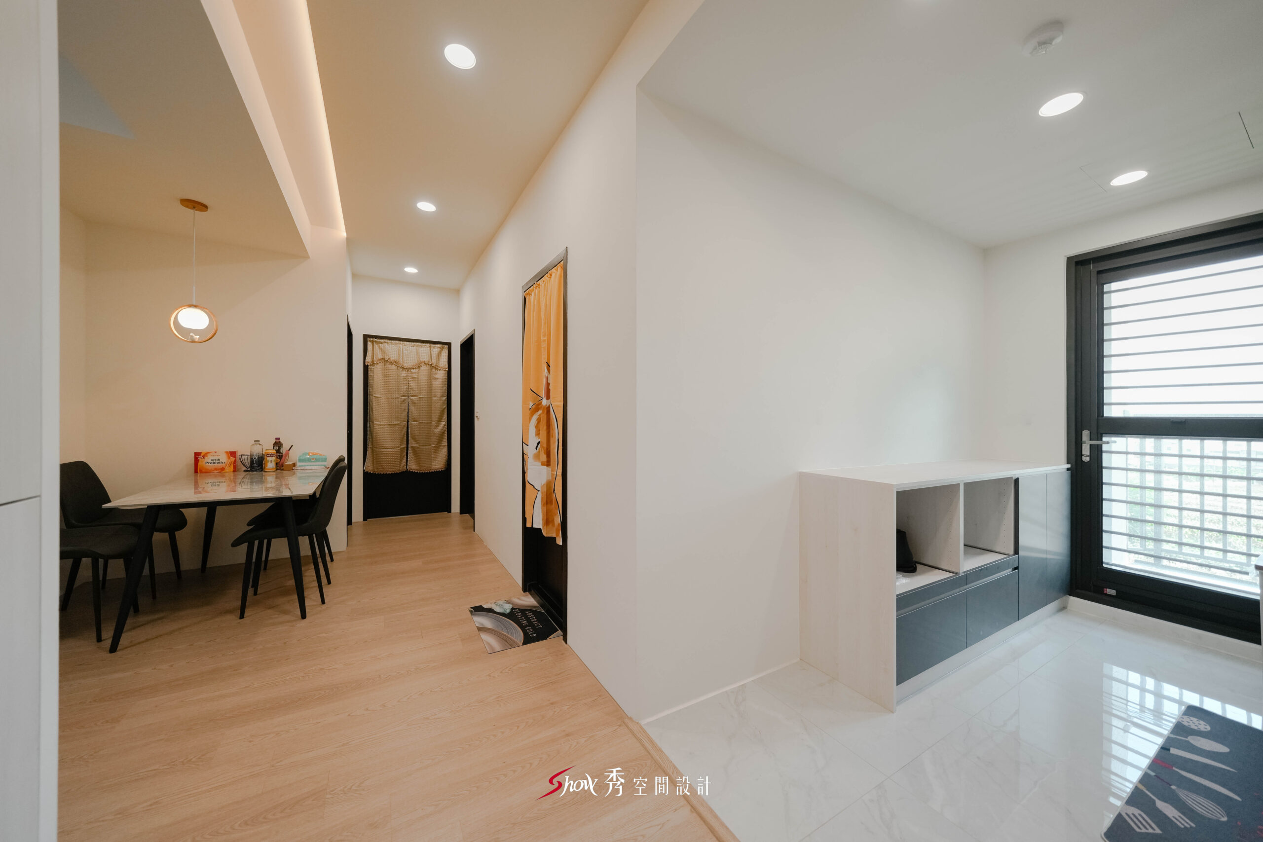 客廳窗邊沙發配置，灰色窗簾搭配自然採光