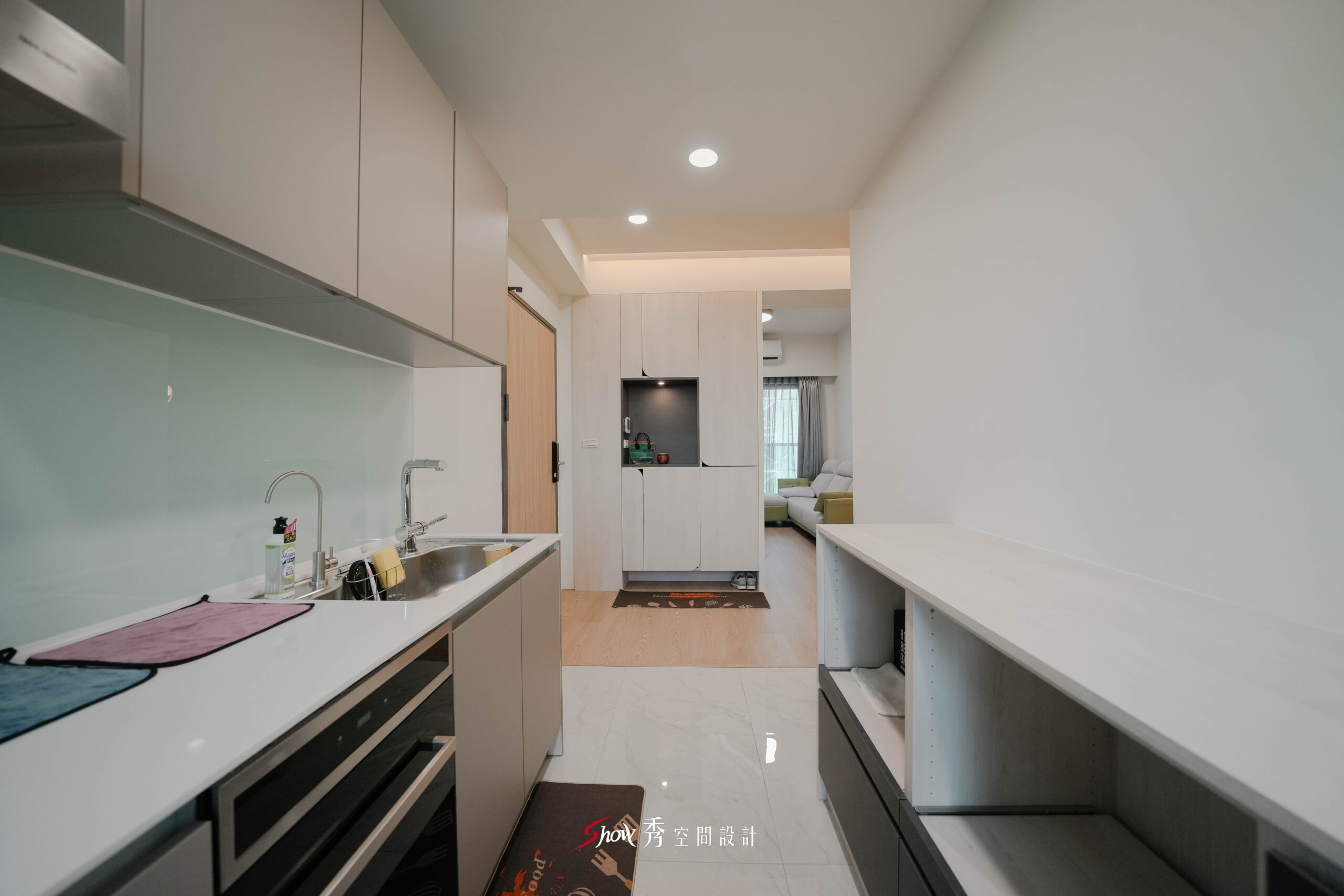 公共空間整體視角，廚房、餐廳與客廳串聯