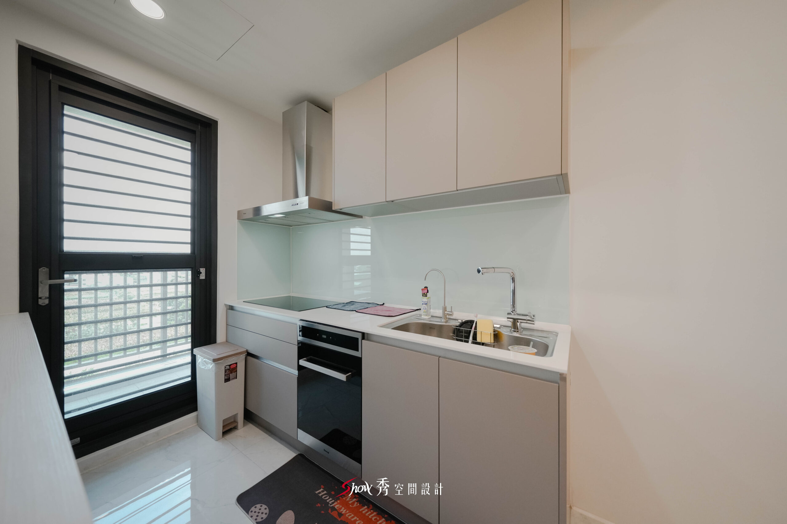 廚房空間設計，直線型檯面配置結合玻璃防濺牆