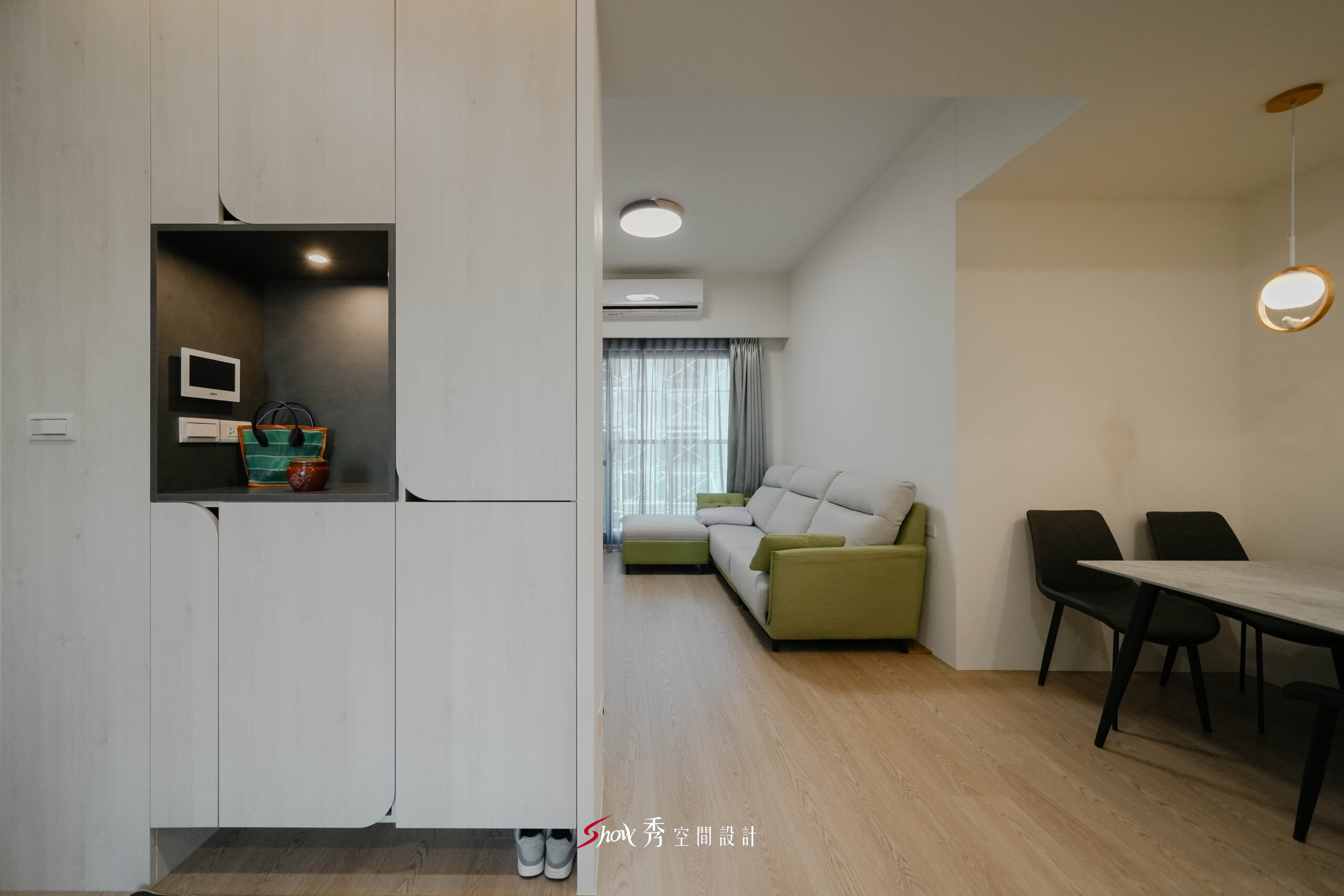 廚房檯面與水槽配置，不鏽鋼龍頭搭配系統櫃