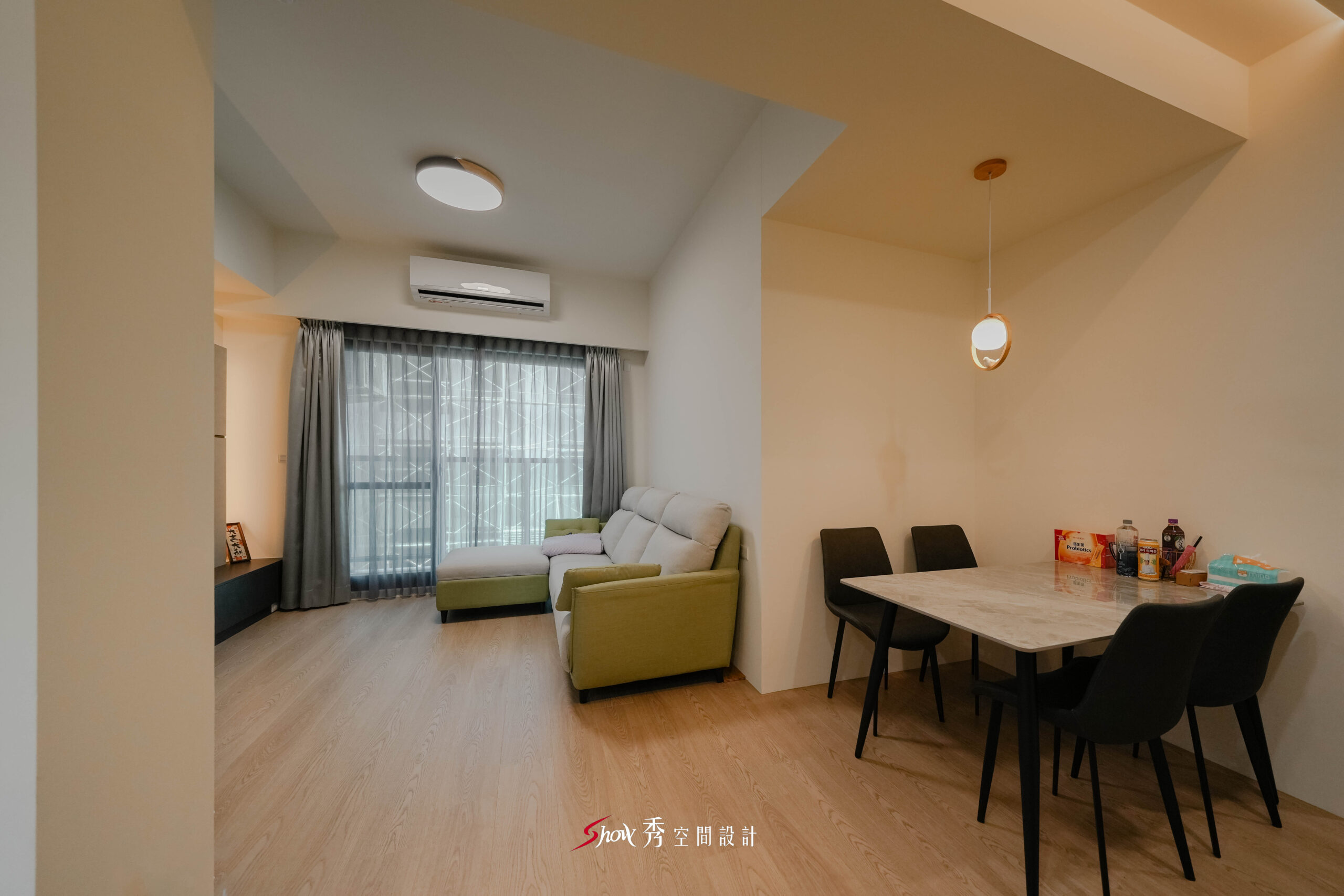 廚房與走道銜接視角，地坪材質轉換設計