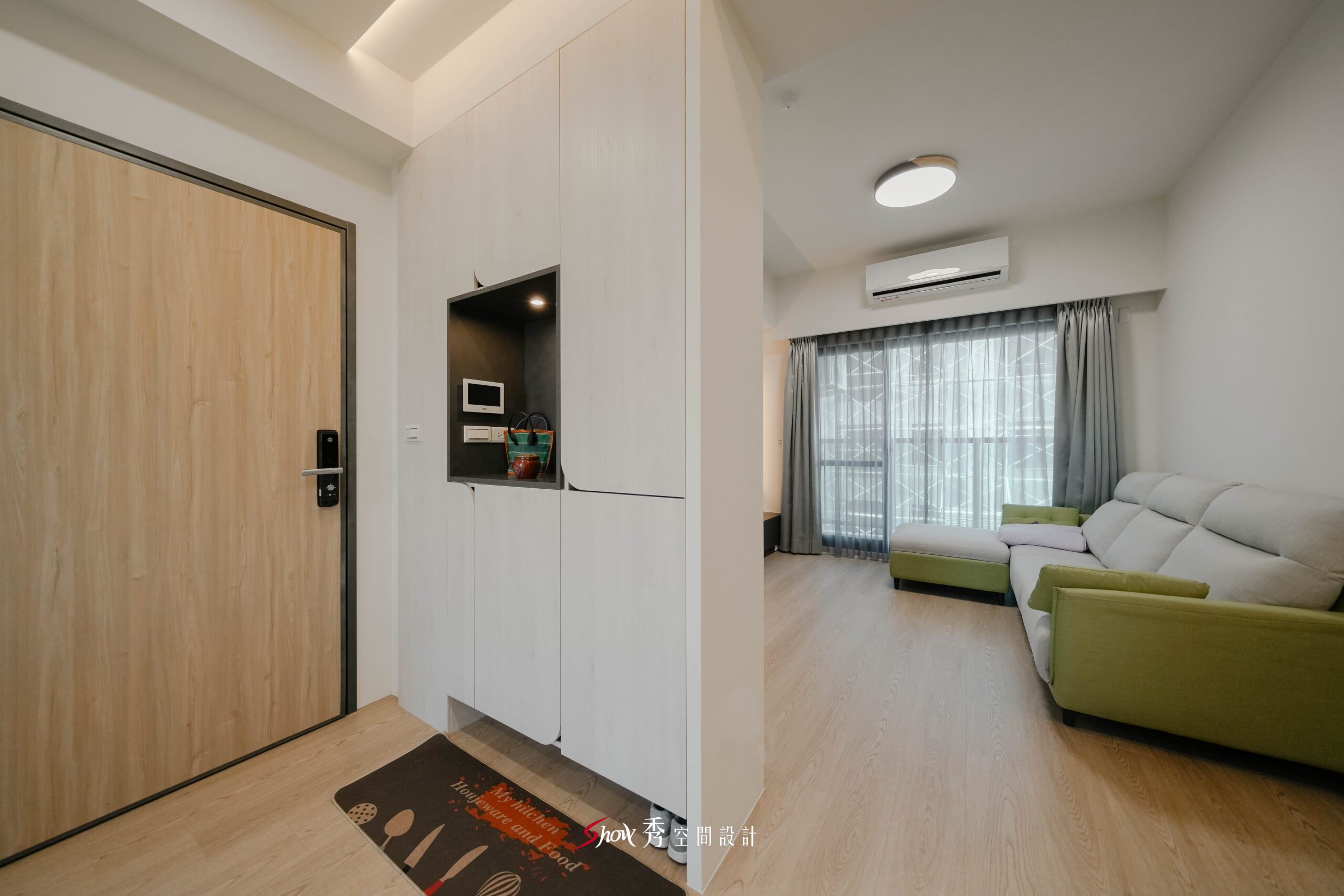 餐廳空間配置，餐桌搭配吊燈設計