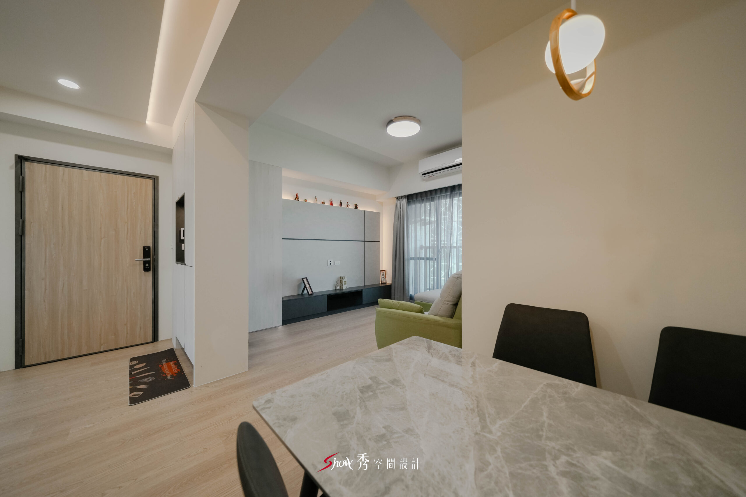 餐廳與走道視角，簡約牆面與照明配置