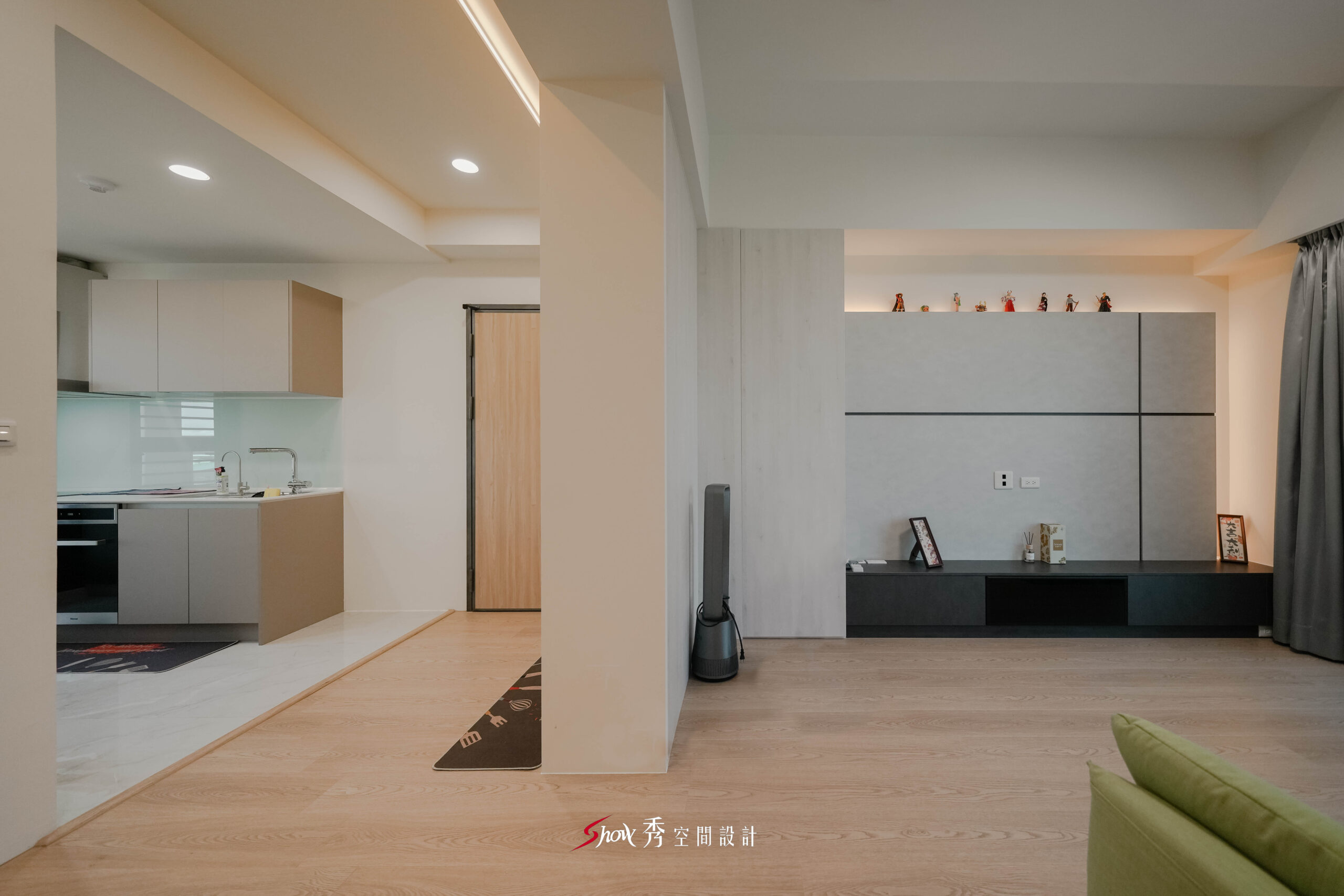 客廳電視牆設計，低櫃搭配展示層板