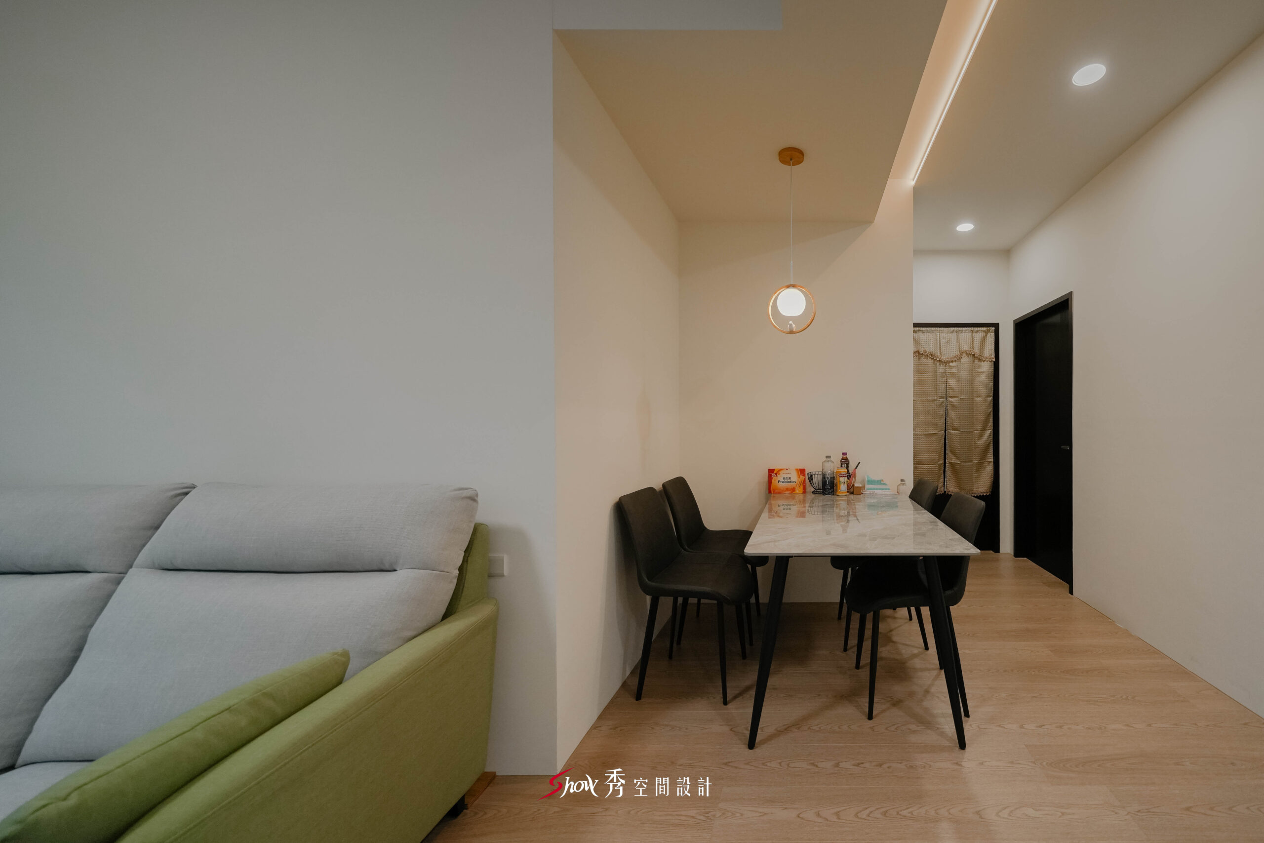 台南室內設計客廳窗景與灰色窗簾搭配