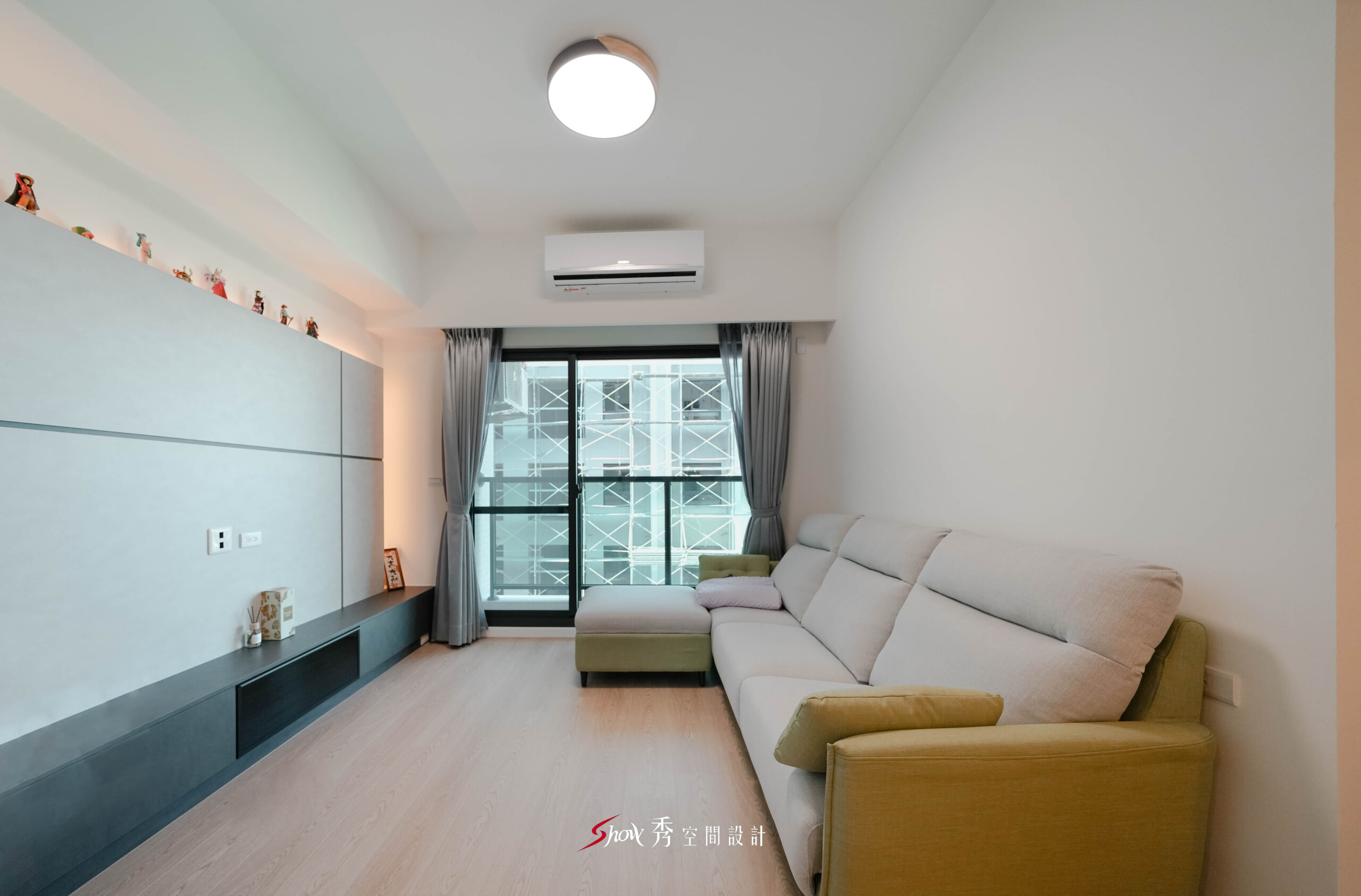 台南室內設計客廳電視牆與窗邊自然採光