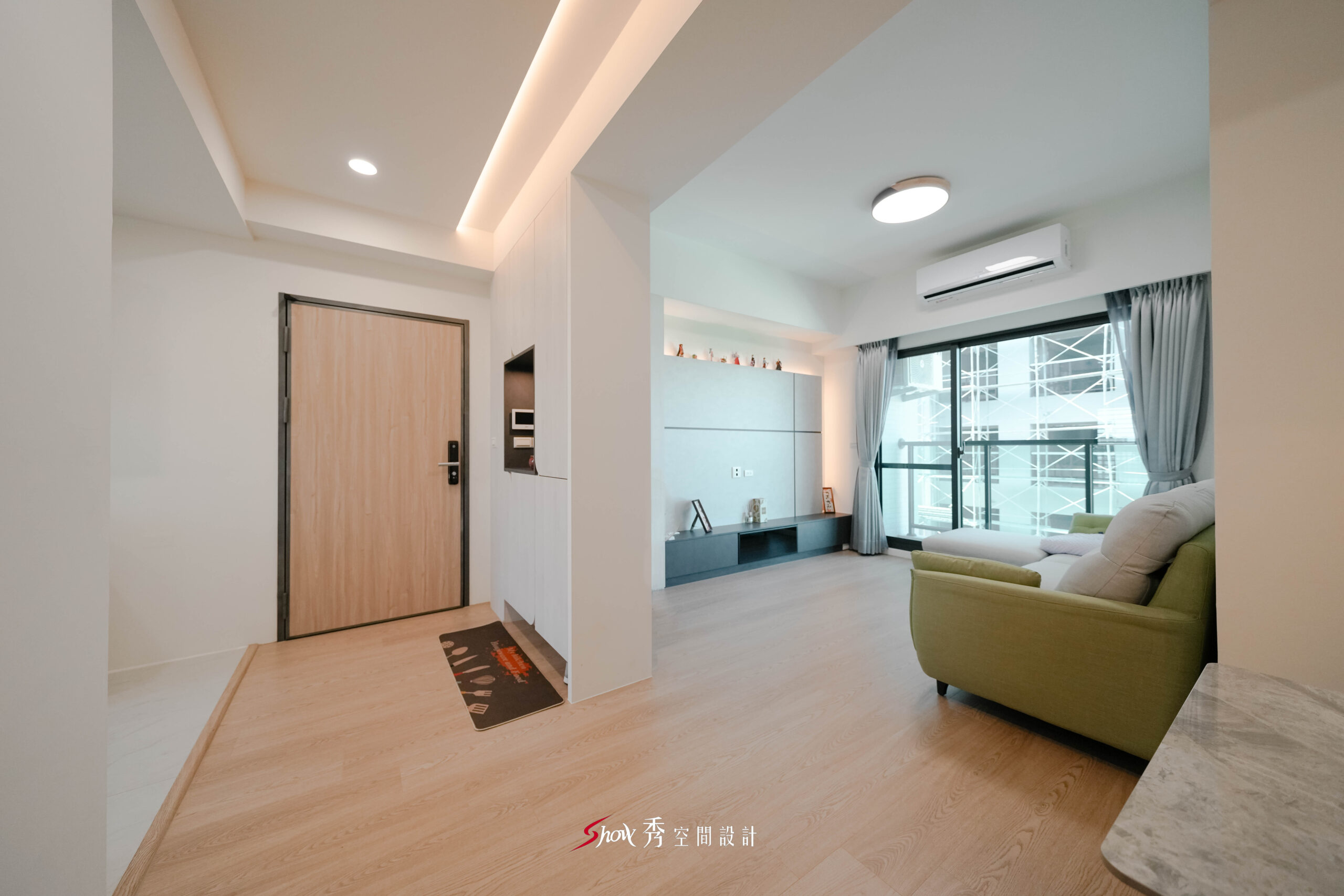 台南室內設計餐廳空間，大理石餐桌與吊燈搭配