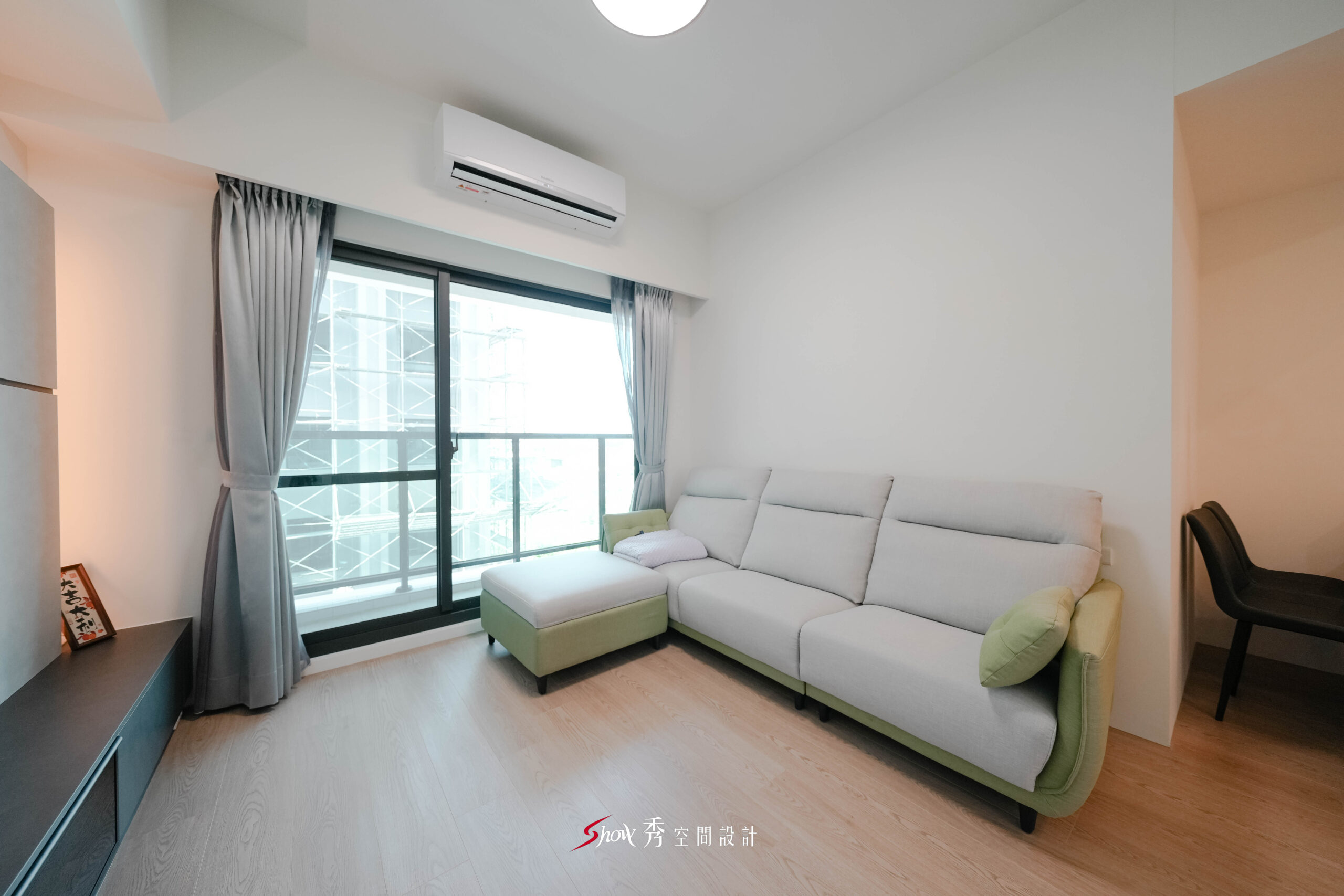 台南室內設計客廳沙發配置與窗邊採光