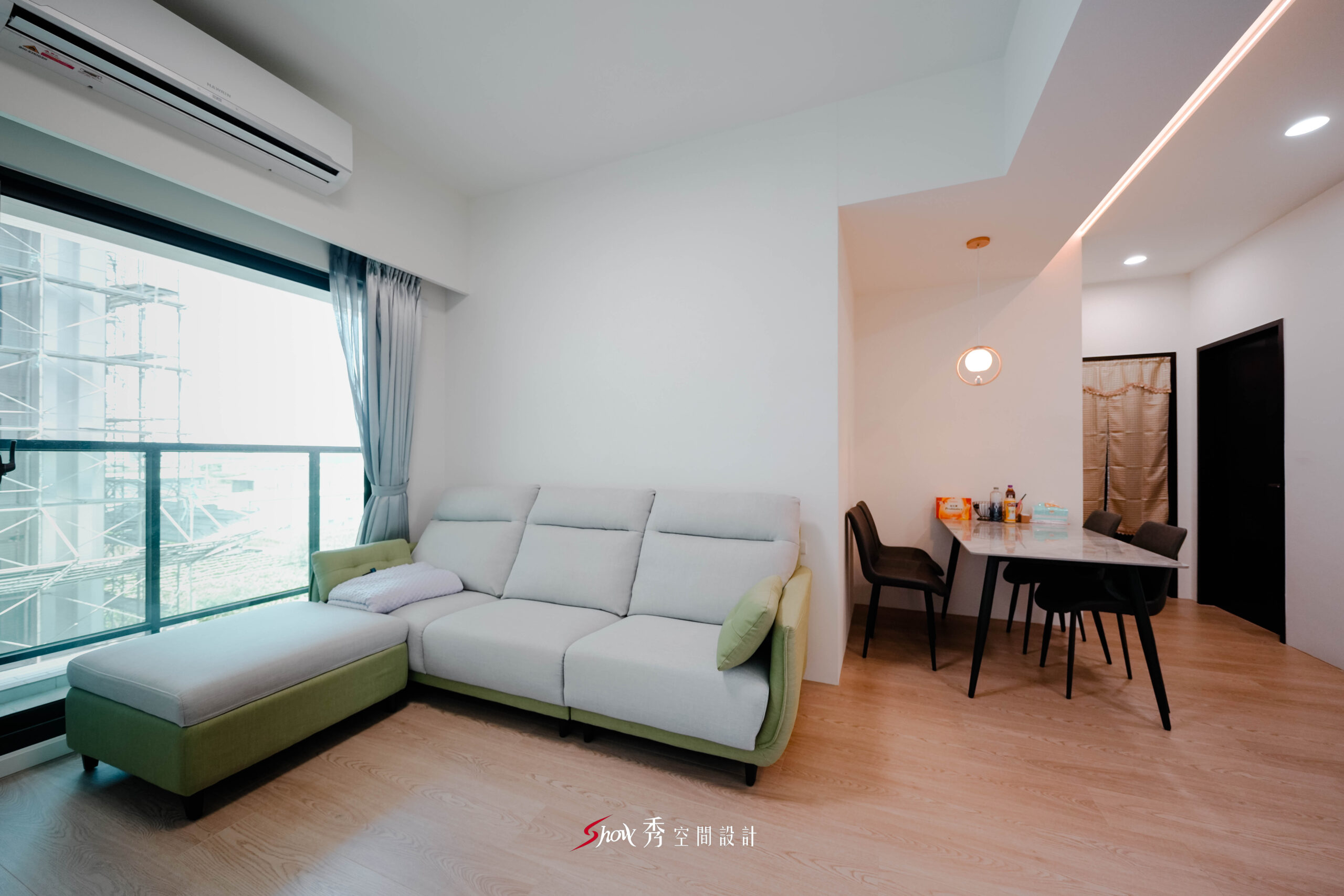 台南室內設計客餐廳視角，沙發銜接餐桌與吊燈配置