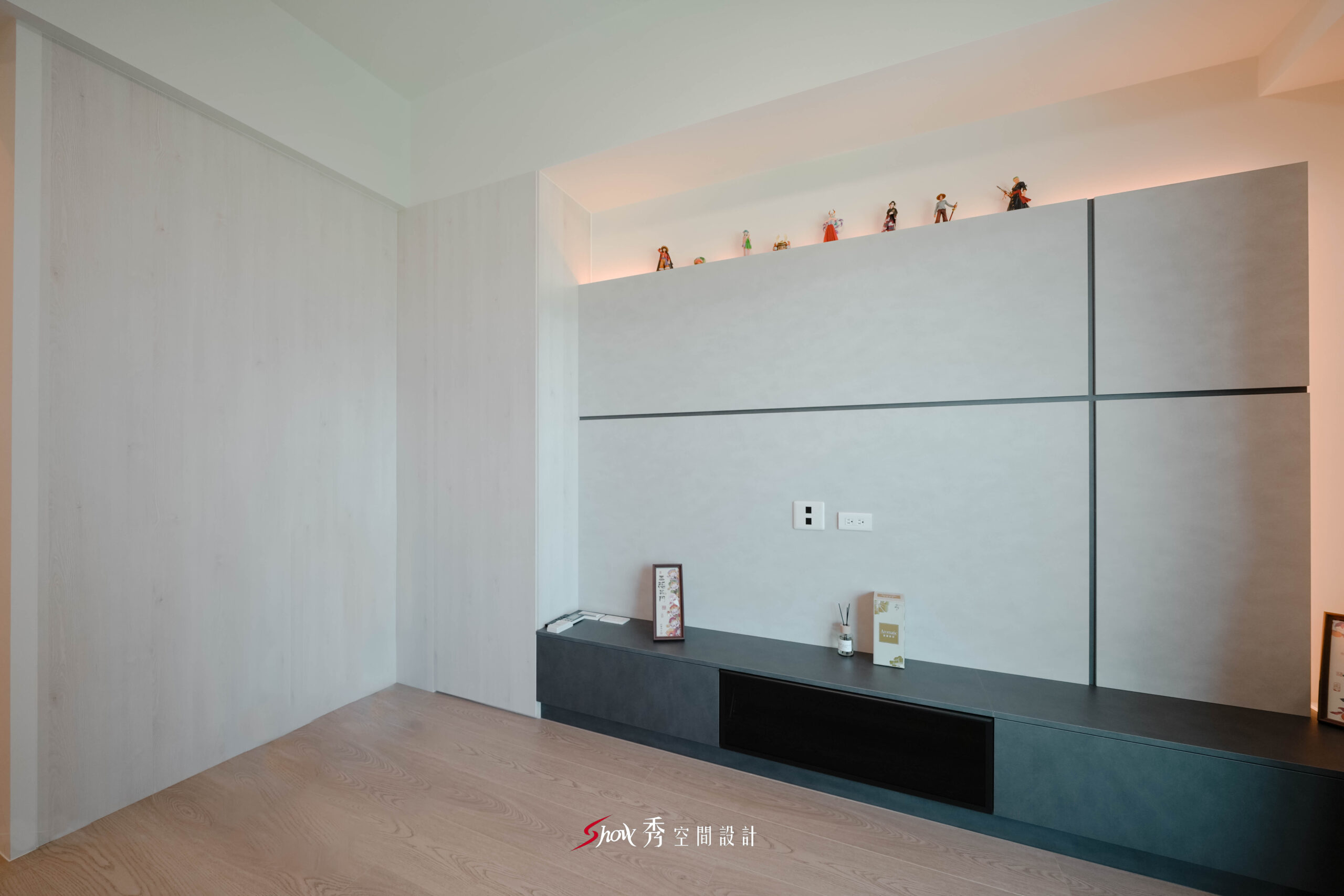 台南室內設計客廳全景，電視牆、低櫃與窗邊採光配置