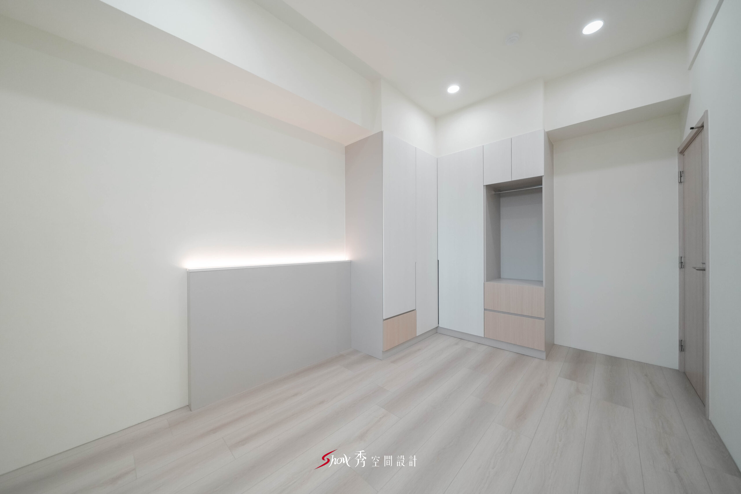 南科室內設計推薦案例，臥室以白色牆面、淺木地板與系統收納櫃打造舒適清爽的居住空間。