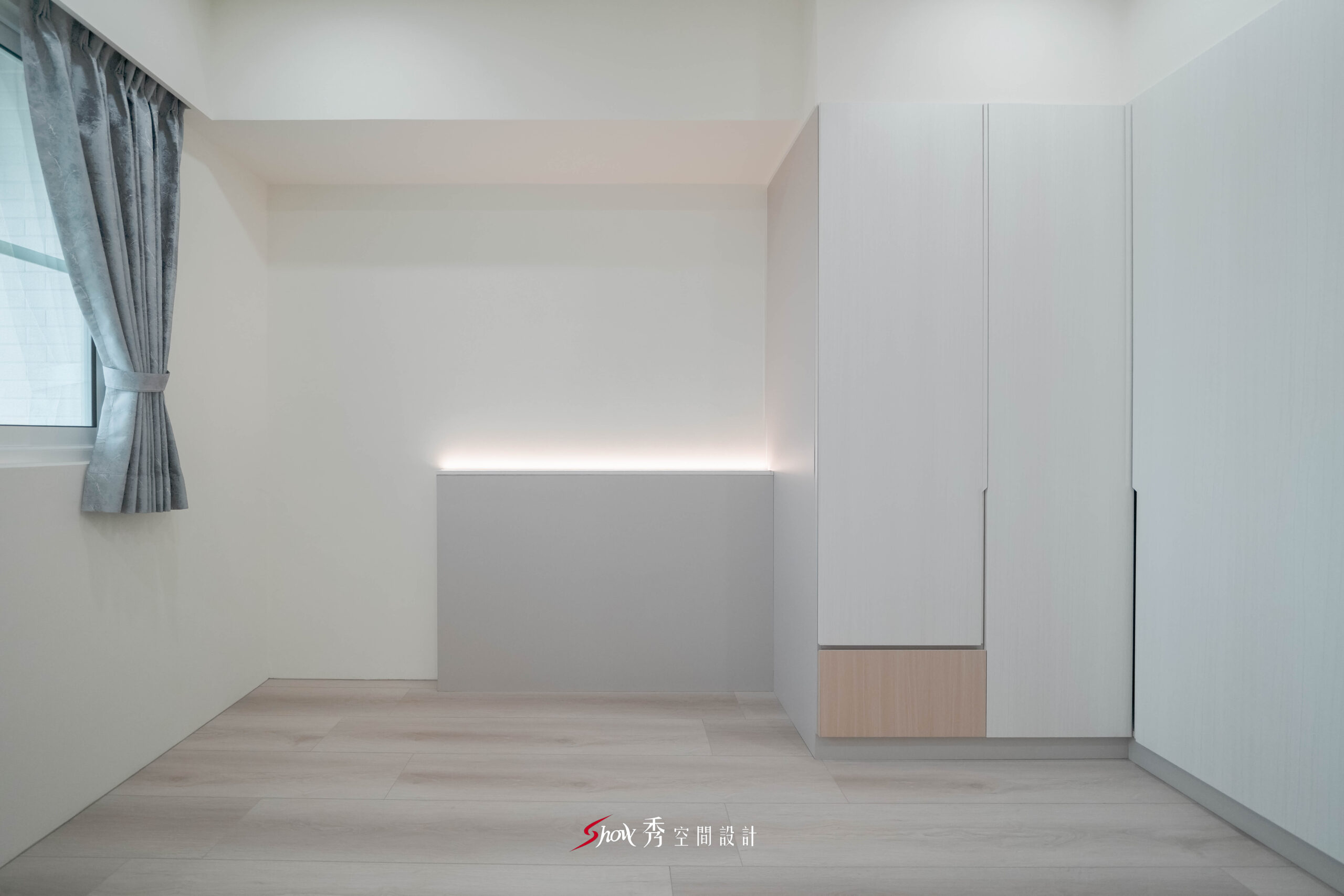 台南新市小坪數室內設計，臥室配置白色系統櫃、淺木抽屜與床頭間接照明，呈現溫柔簡約風格。