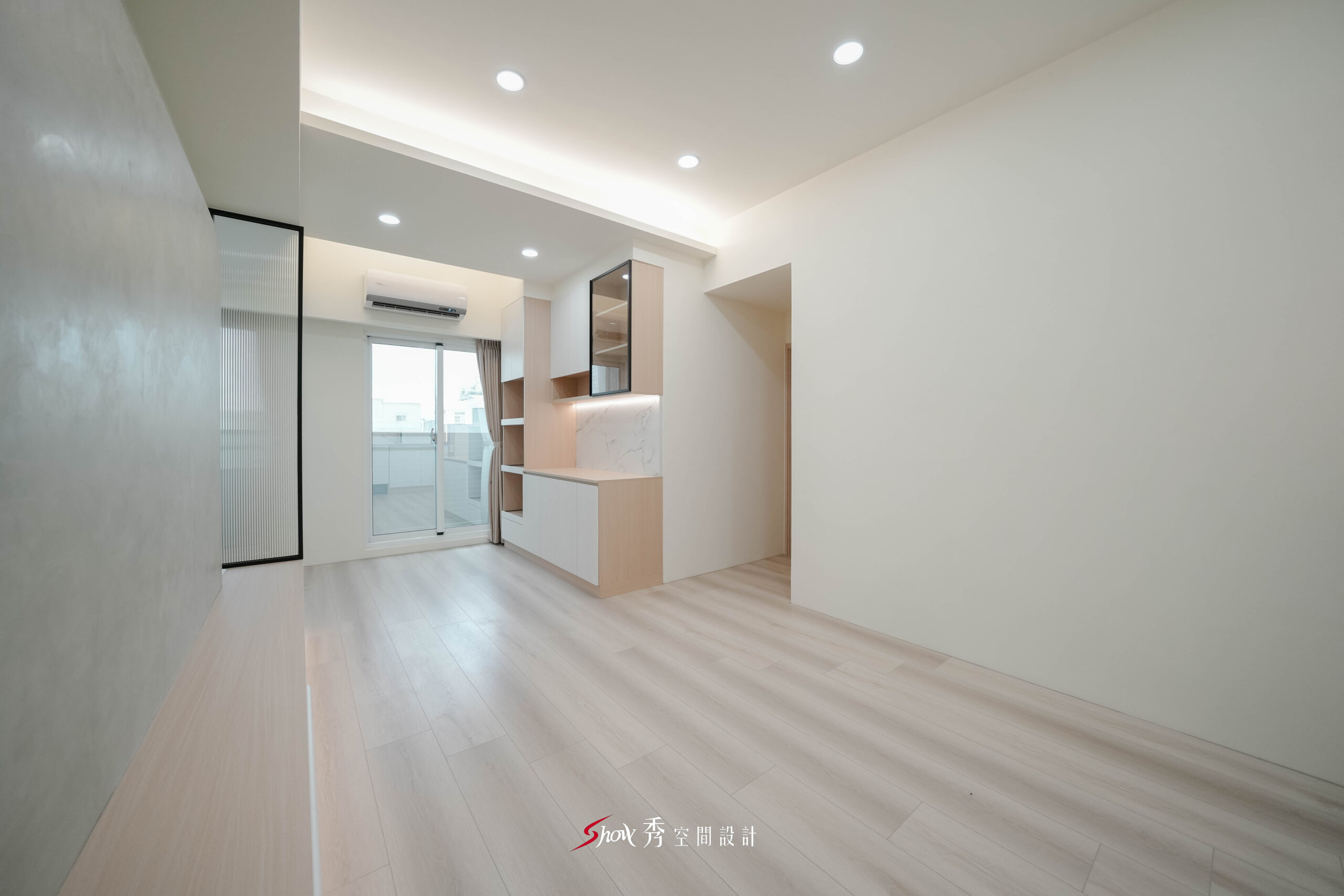台南新市室內設計客廳空間，結合淺木色餐櫃、白色牆面、石紋背板與長虹玻璃隔屏，打造明亮簡約住宅。
