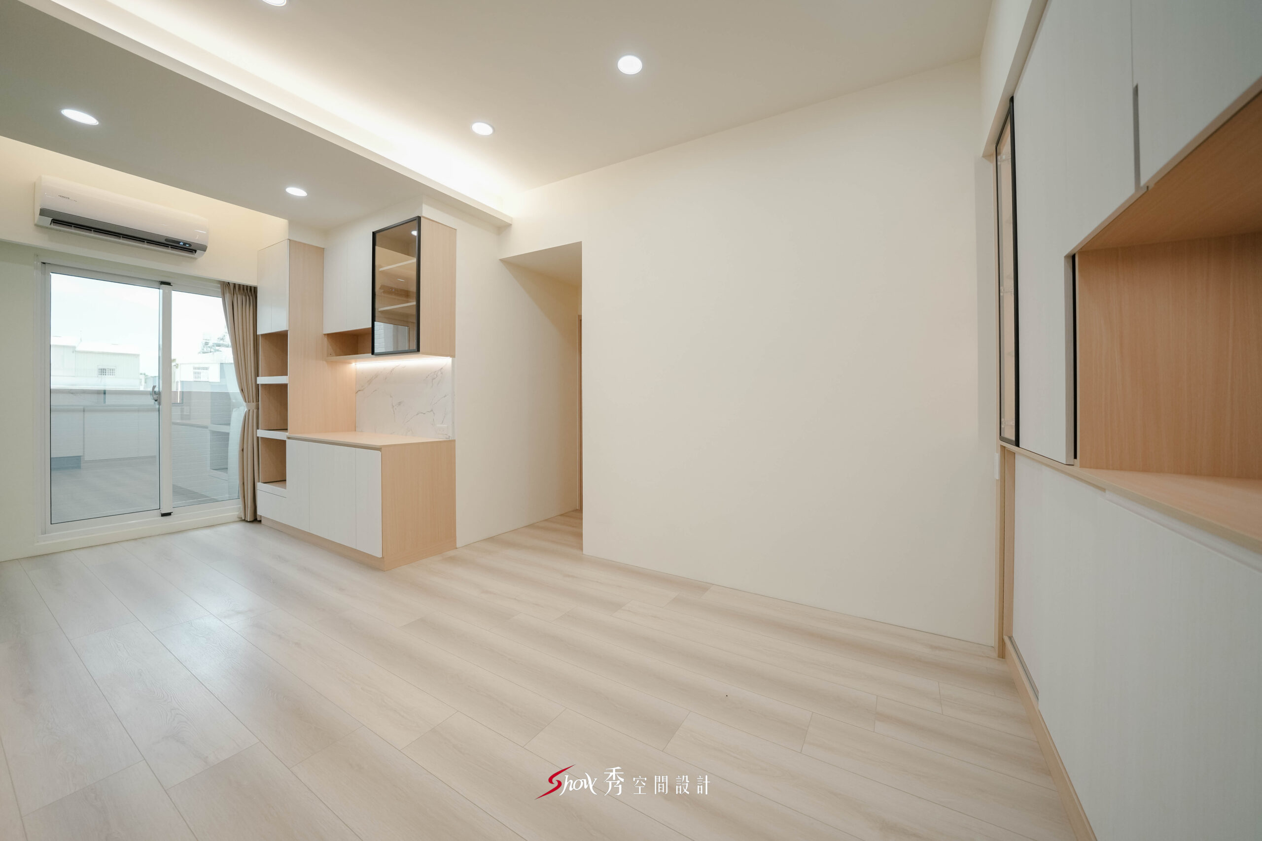 南科室內設計案例，以淺木色餐櫃、白色收納櫃、玻璃展示櫃與石紋背板，打造簡約溫潤的居家空間。