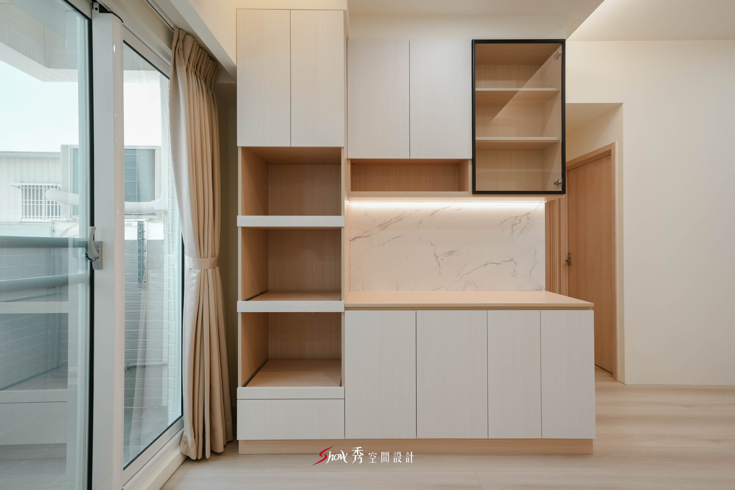 現代簡約餐邊櫃設計，結合白色櫃門、木紋層板、石紋背板與玻璃展示櫃。