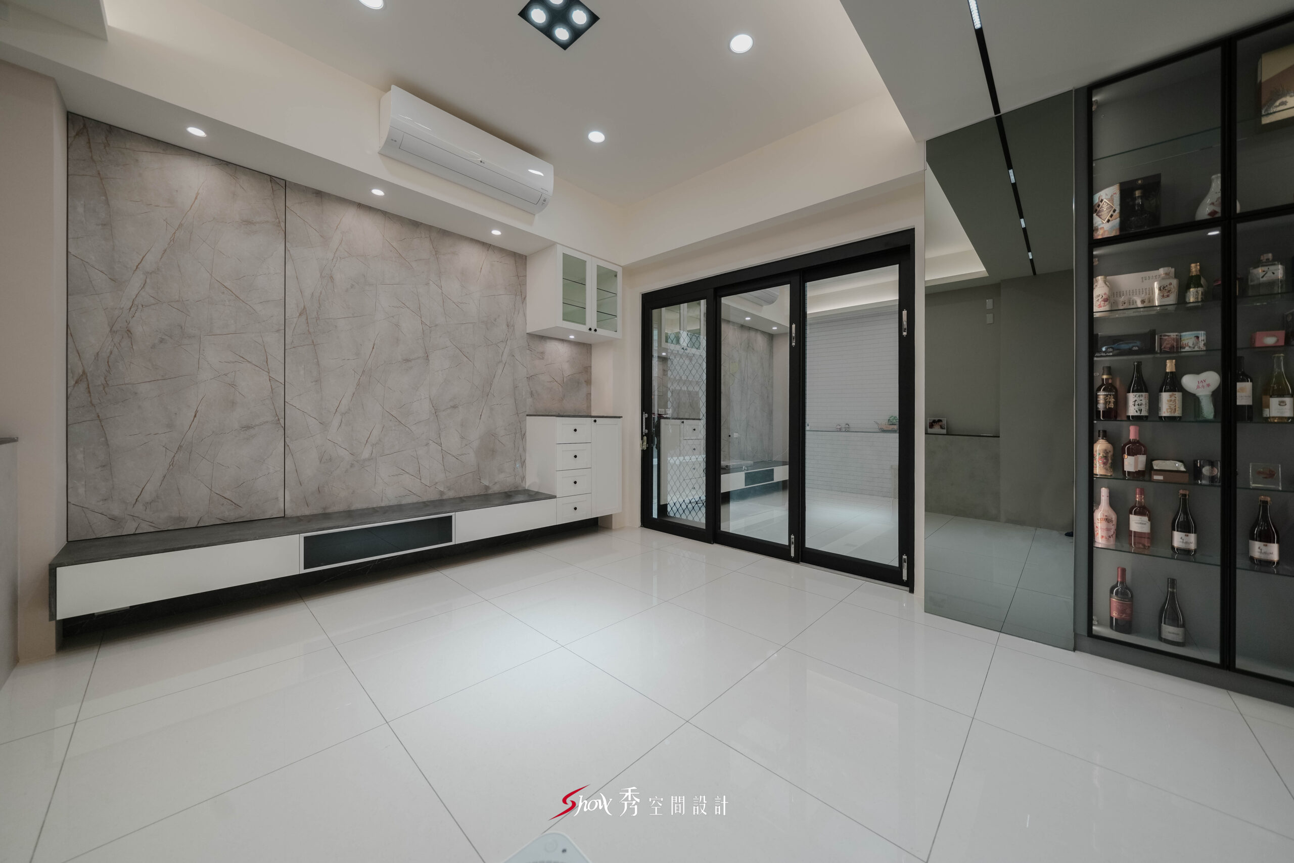 台南善化室內設計|4大空間規劃重點|南科家庭裝修首選 台南室內設計客廳電視牆設計,灰色石紋主牆搭配懸浮式電視櫃與黑框玻璃拉門。