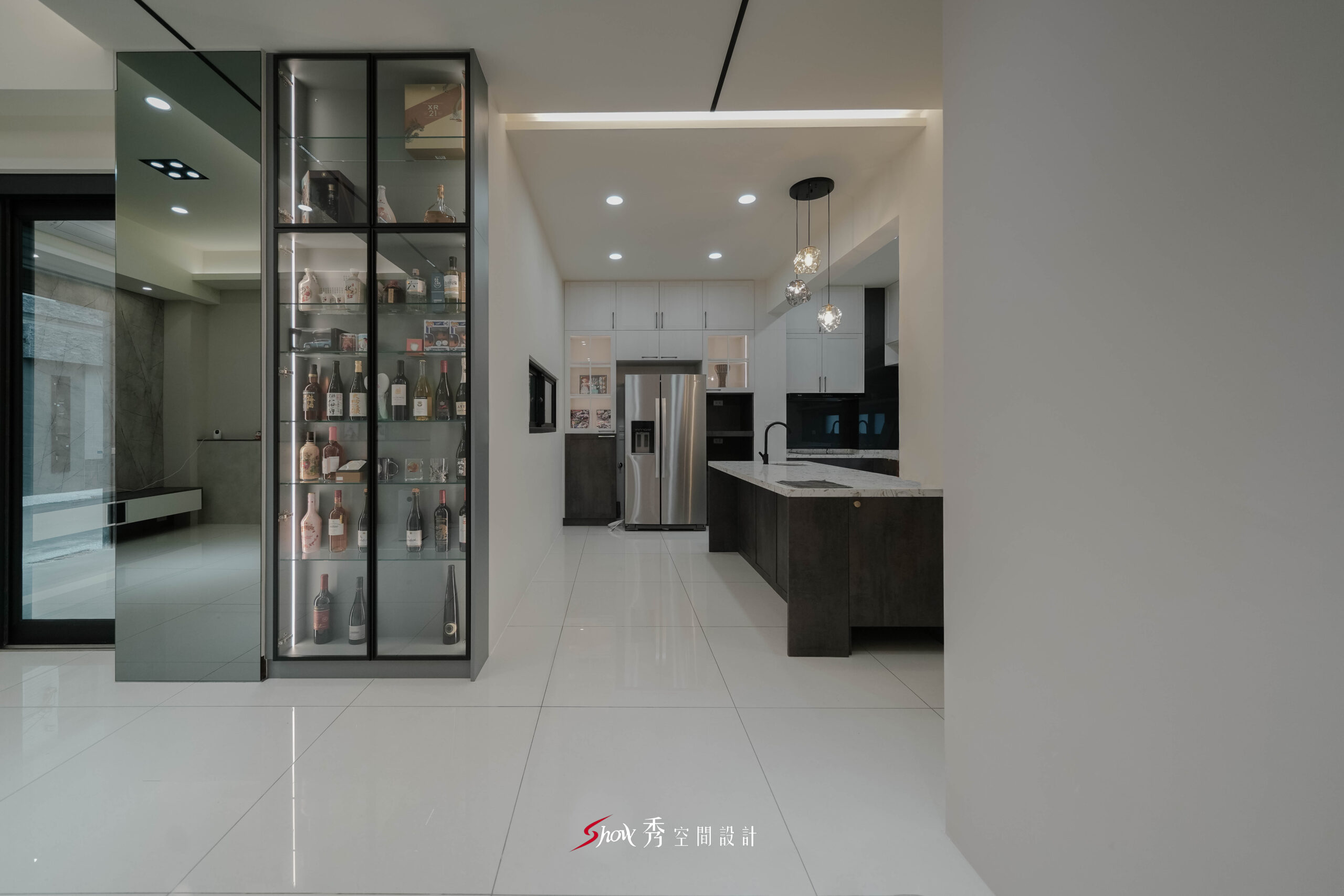 台南善化室內設計|4大空間規劃重點|南科家庭裝修首選 台南善化住宅設計展示櫃空間,以黑框玻璃酒櫃結合開放式廚房規劃,展現現代質感。