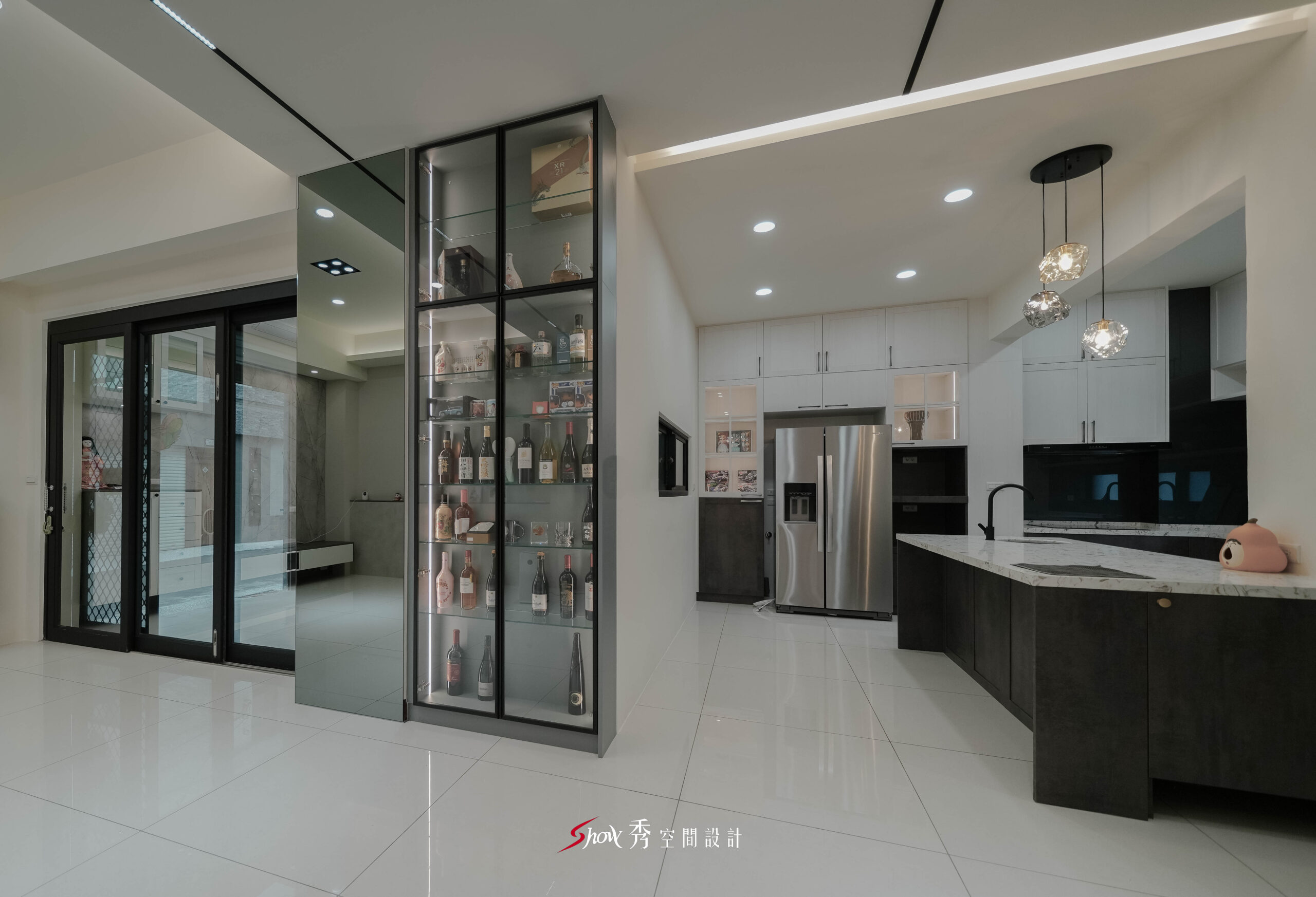 台南善化室內設計|4大空間規劃重點|南科家庭裝修首選 台南室內設計客餐廳規劃,黑框玻璃展示櫃搭配中島廚房與白色系統櫃設計。