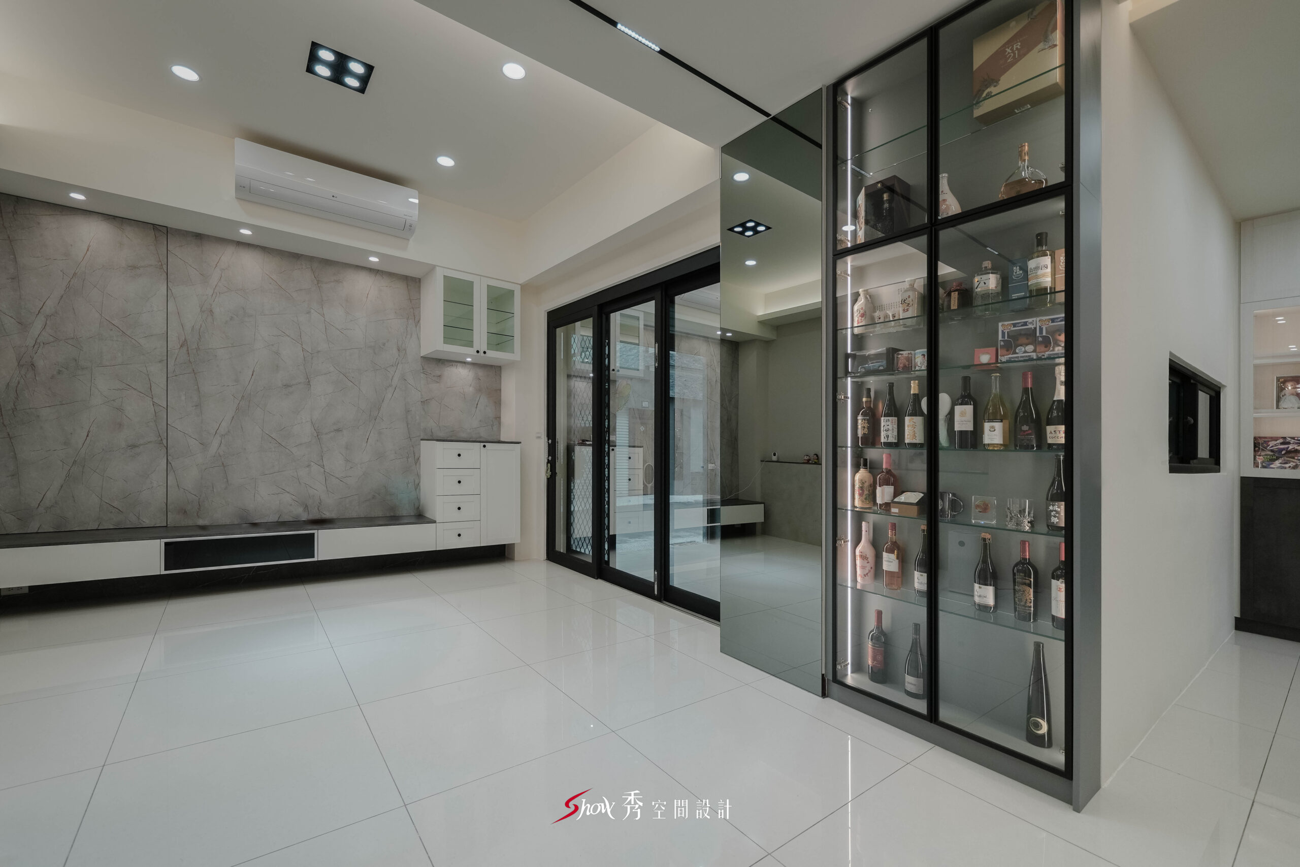 台南善化室內設計|4大空間規劃重點|南科家庭裝修首選 台南善化室內設計客廳空間,以石紋電視牆、玻璃展示櫃及黑框門片打造現代風住宅。