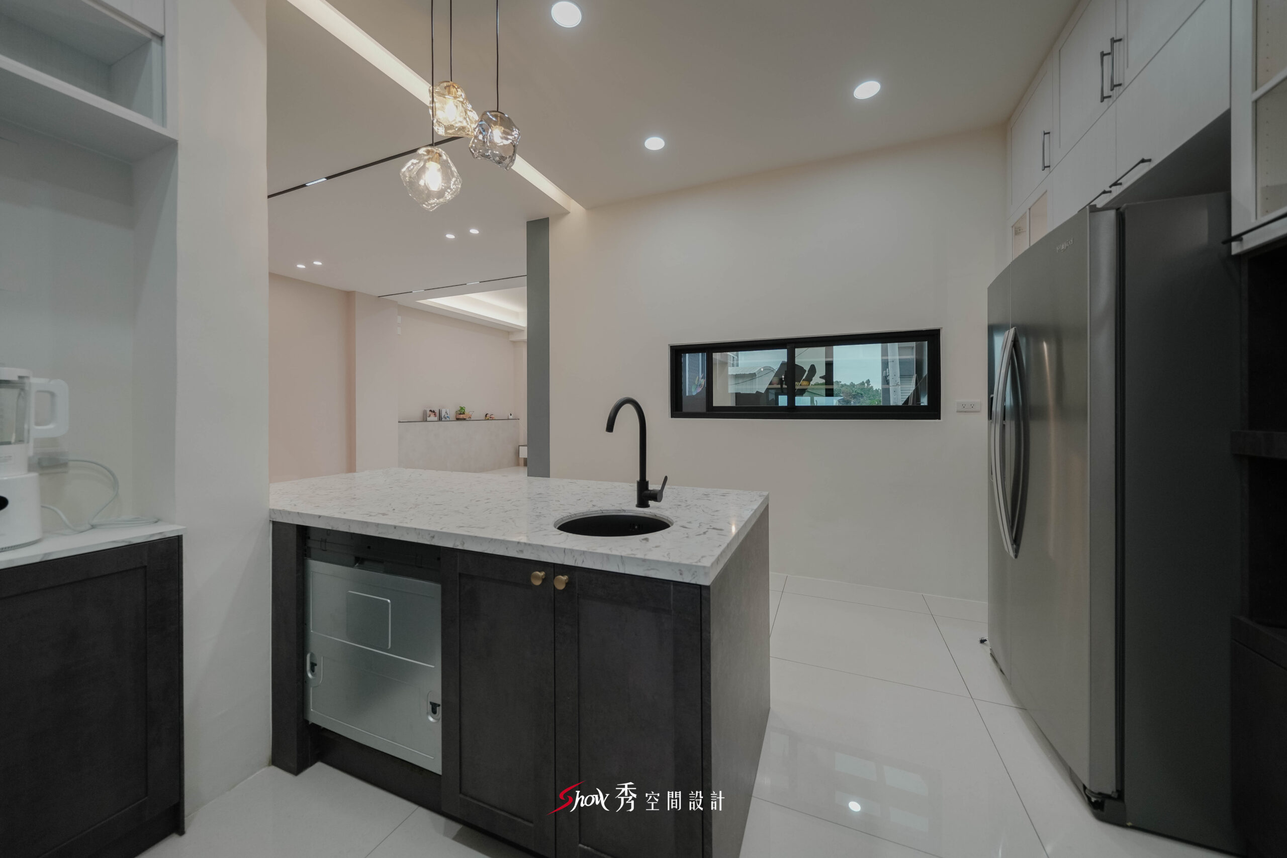 台南善化室內設計|4大空間規劃重點|南科家庭裝修首選 台南善化室內設計中島吧台空間,配置石英石檯面、水槽與大型冰箱,打造現代居家廚房。